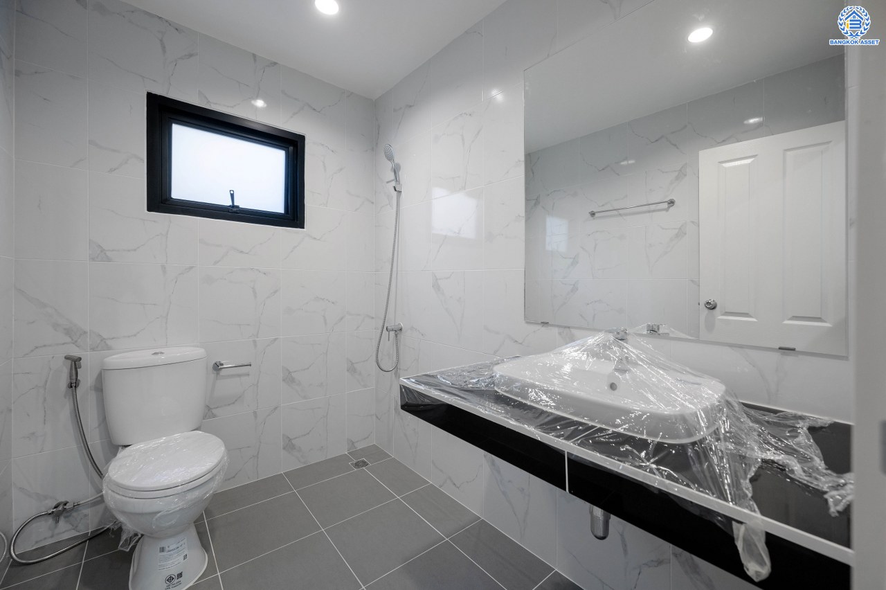 บ้านมือสองตกแต่งใหม่ โครงการ ชัยพฤกษ์ บางบัวทอง จากแบรนด์ LH หลังมุม วิวหน้าสวน เนื้อที่ดิน 129.5 ตร.ว.พื้นที่ใช้สอย 306.9 ตร.ม. ฟังก์ชัน 4 ห้องนอน 4 ห้องน้ำ 1 ห้องอเนกประสงค์ จอดรถได้ 4 คัน พร้อม Facilities ครบครัน บนทำเลเดินทางสะดวก ติดถนนบางกรวย-ไทรน้อย ใกล้เซ็นทรัลเวสต์เกต และรถไฟฟ้า สายสีม่วง "สถานีบางพลู"