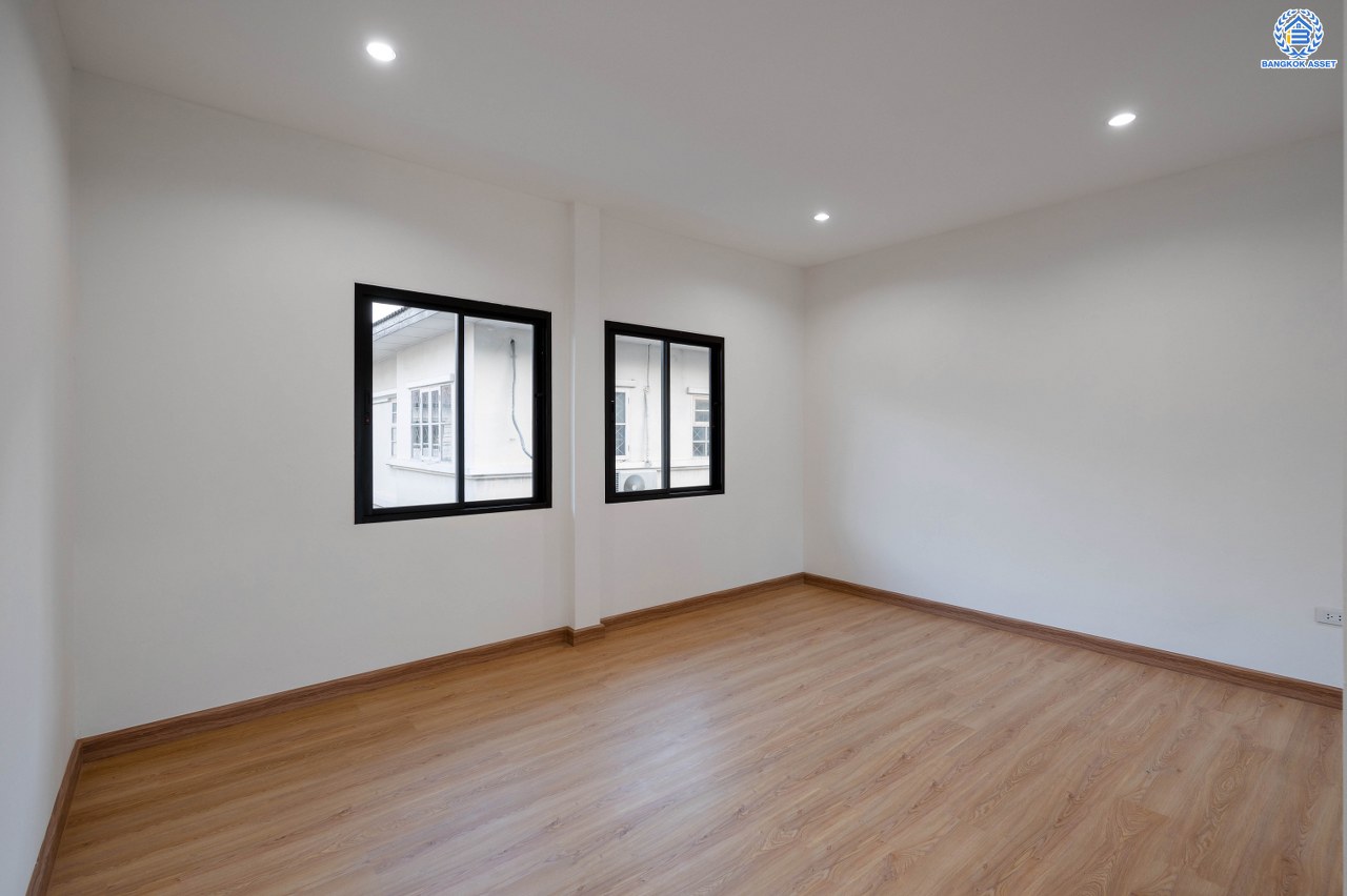 บ้านมือสองตกแต่งใหม่ โครงการ ชัยพฤกษ์ บางบัวทอง จากแบรนด์ LH หลังมุม วิวหน้าสวน เนื้อที่ดิน 129.5 ตร.ว.พื้นที่ใช้สอย 306.9 ตร.ม. ฟังก์ชัน 4 ห้องนอน 4 ห้องน้ำ 1 ห้องอเนกประสงค์ จอดรถได้ 4 คัน พร้อม Facilities ครบครัน บนทำเลเดินทางสะดวก ติดถนนบางกรวย-ไทรน้อย ใกล้เซ็นทรัลเวสต์เกต และรถไฟฟ้า สายสีม่วง "สถานีบางพลู"