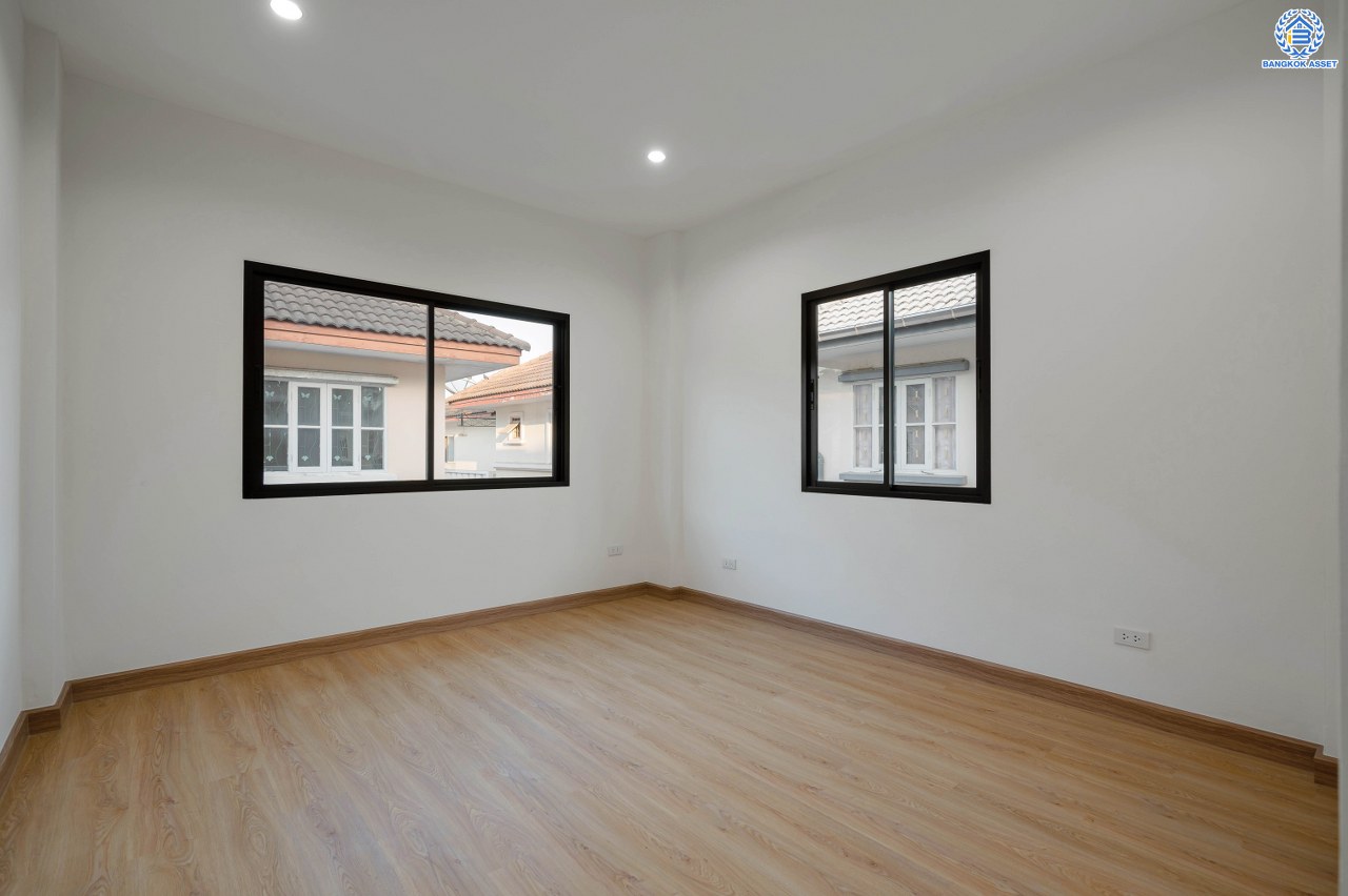 บ้านมือสองตกแต่งใหม่ โครงการ ชัยพฤกษ์ บางบัวทอง จากแบรนด์ LH หลังมุม วิวหน้าสวน เนื้อที่ดิน 129.5 ตร.ว.พื้นที่ใช้สอย 306.9 ตร.ม. ฟังก์ชัน 4 ห้องนอน 4 ห้องน้ำ 1 ห้องอเนกประสงค์ จอดรถได้ 4 คัน พร้อม Facilities ครบครัน บนทำเลเดินทางสะดวก ติดถนนบางกรวย-ไทรน้อย ใกล้เซ็นทรัลเวสต์เกต และรถไฟฟ้า สายสีม่วง "สถานีบางพลู"