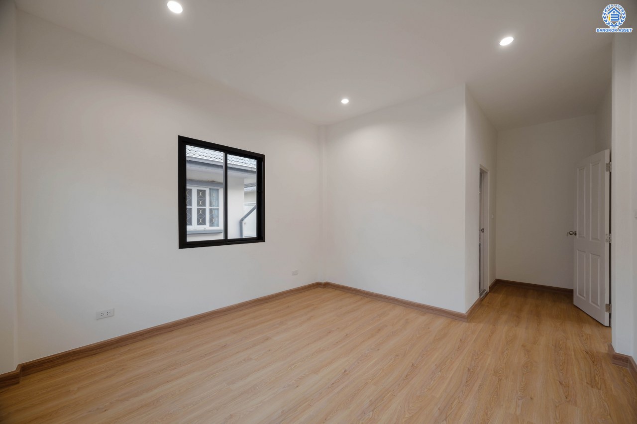 บ้านมือสองตกแต่งใหม่ โครงการ ชัยพฤกษ์ บางบัวทอง จากแบรนด์ LH หลังมุม วิวหน้าสวน เนื้อที่ดิน 129.5 ตร.ว.พื้นที่ใช้สอย 306.9 ตร.ม. ฟังก์ชัน 4 ห้องนอน 4 ห้องน้ำ 1 ห้องอเนกประสงค์ จอดรถได้ 4 คัน พร้อม Facilities ครบครัน บนทำเลเดินทางสะดวก ติดถนนบางกรวย-ไทรน้อย ใกล้เซ็นทรัลเวสต์เกต และรถไฟฟ้า สายสีม่วง "สถานีบางพลู"