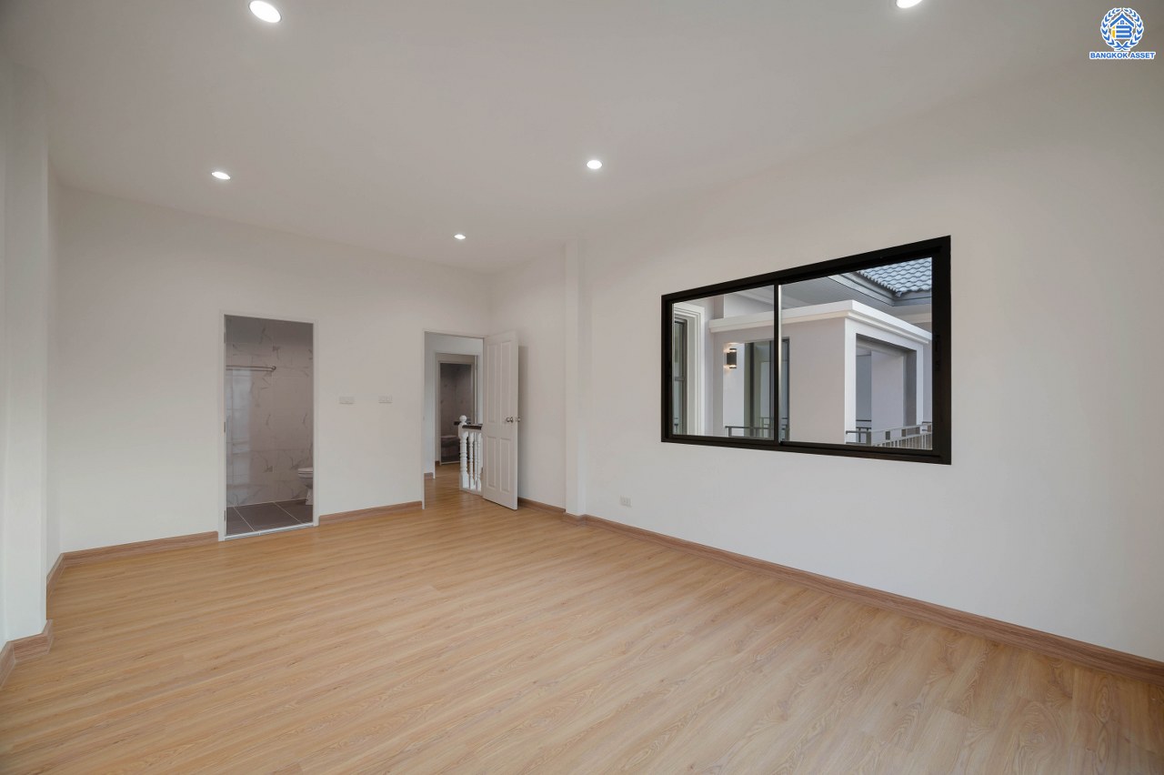 บ้านมือสองตกแต่งใหม่ โครงการ ชัยพฤกษ์ บางบัวทอง จากแบรนด์ LH หลังมุม วิวหน้าสวน เนื้อที่ดิน 129.5 ตร.ว.พื้นที่ใช้สอย 306.9 ตร.ม. ฟังก์ชัน 4 ห้องนอน 4 ห้องน้ำ 1 ห้องอเนกประสงค์ จอดรถได้ 4 คัน พร้อม Facilities ครบครัน บนทำเลเดินทางสะดวก ติดถนนบางกรวย-ไทรน้อย ใกล้เซ็นทรัลเวสต์เกต และรถไฟฟ้า สายสีม่วง "สถานีบางพลู"