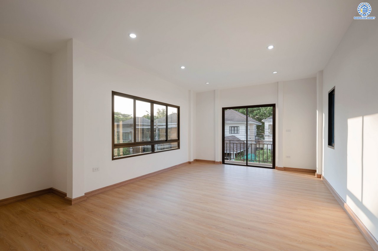 บ้านมือสองตกแต่งใหม่ โครงการ ชัยพฤกษ์ บางบัวทอง จากแบรนด์ LH หลังมุม วิวหน้าสวน เนื้อที่ดิน 129.5 ตร.ว.พื้นที่ใช้สอย 306.9 ตร.ม. ฟังก์ชัน 4 ห้องนอน 4 ห้องน้ำ 1 ห้องอเนกประสงค์ จอดรถได้ 4 คัน พร้อม Facilities ครบครัน บนทำเลเดินทางสะดวก ติดถนนบางกรวย-ไทรน้อย ใกล้เซ็นทรัลเวสต์เกต และรถไฟฟ้า สายสีม่วง "สถานีบางพลู"