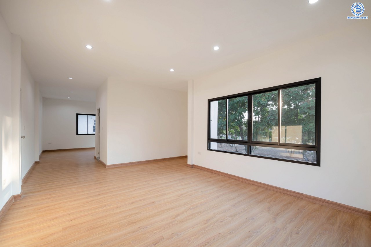 บ้านมือสองตกแต่งใหม่ โครงการ ชัยพฤกษ์ บางบัวทอง จากแบรนด์ LH หลังมุม วิวหน้าสวน เนื้อที่ดิน 129.5 ตร.ว.พื้นที่ใช้สอย 306.9 ตร.ม. ฟังก์ชัน 4 ห้องนอน 4 ห้องน้ำ 1 ห้องอเนกประสงค์ จอดรถได้ 4 คัน พร้อม Facilities ครบครัน บนทำเลเดินทางสะดวก ติดถนนบางกรวย-ไทรน้อย ใกล้เซ็นทรัลเวสต์เกต และรถไฟฟ้า สายสีม่วง "สถานีบางพลู"