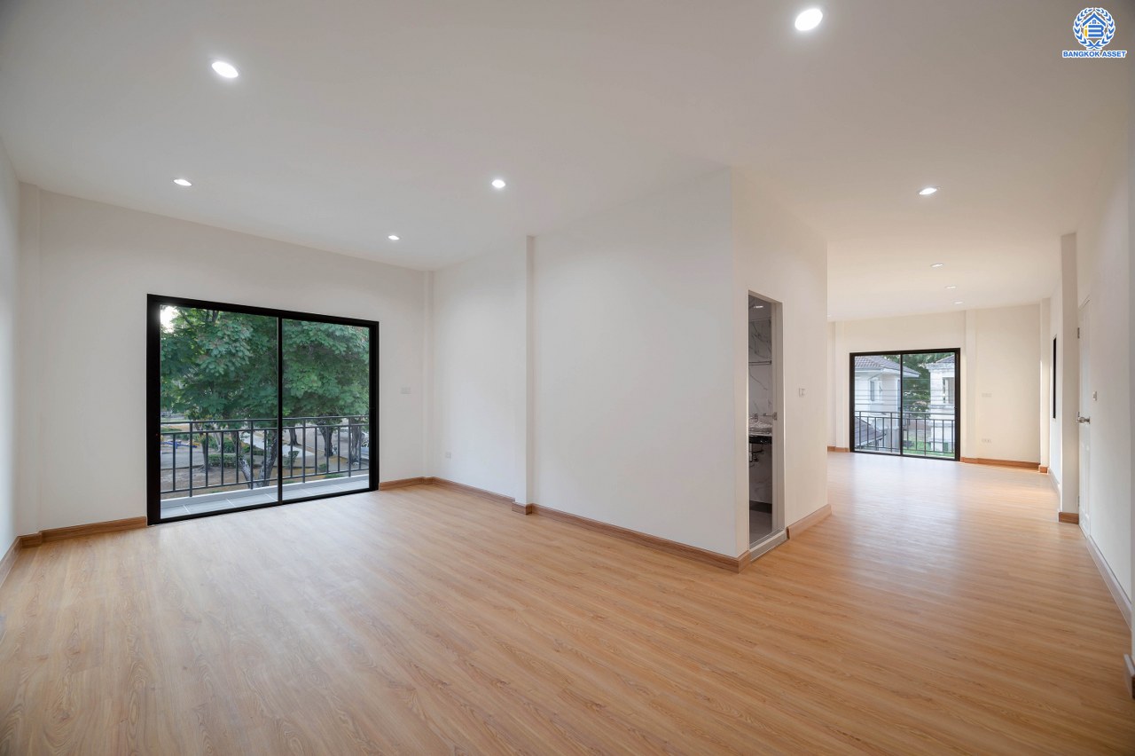 บ้านมือสองตกแต่งใหม่ โครงการ ชัยพฤกษ์ บางบัวทอง จากแบรนด์ LH หลังมุม วิวหน้าสวน เนื้อที่ดิน 129.5 ตร.ว.พื้นที่ใช้สอย 306.9 ตร.ม. ฟังก์ชัน 4 ห้องนอน 4 ห้องน้ำ 1 ห้องอเนกประสงค์ จอดรถได้ 4 คัน พร้อม Facilities ครบครัน บนทำเลเดินทางสะดวก ติดถนนบางกรวย-ไทรน้อย ใกล้เซ็นทรัลเวสต์เกต และรถไฟฟ้า สายสีม่วง "สถานีบางพลู"