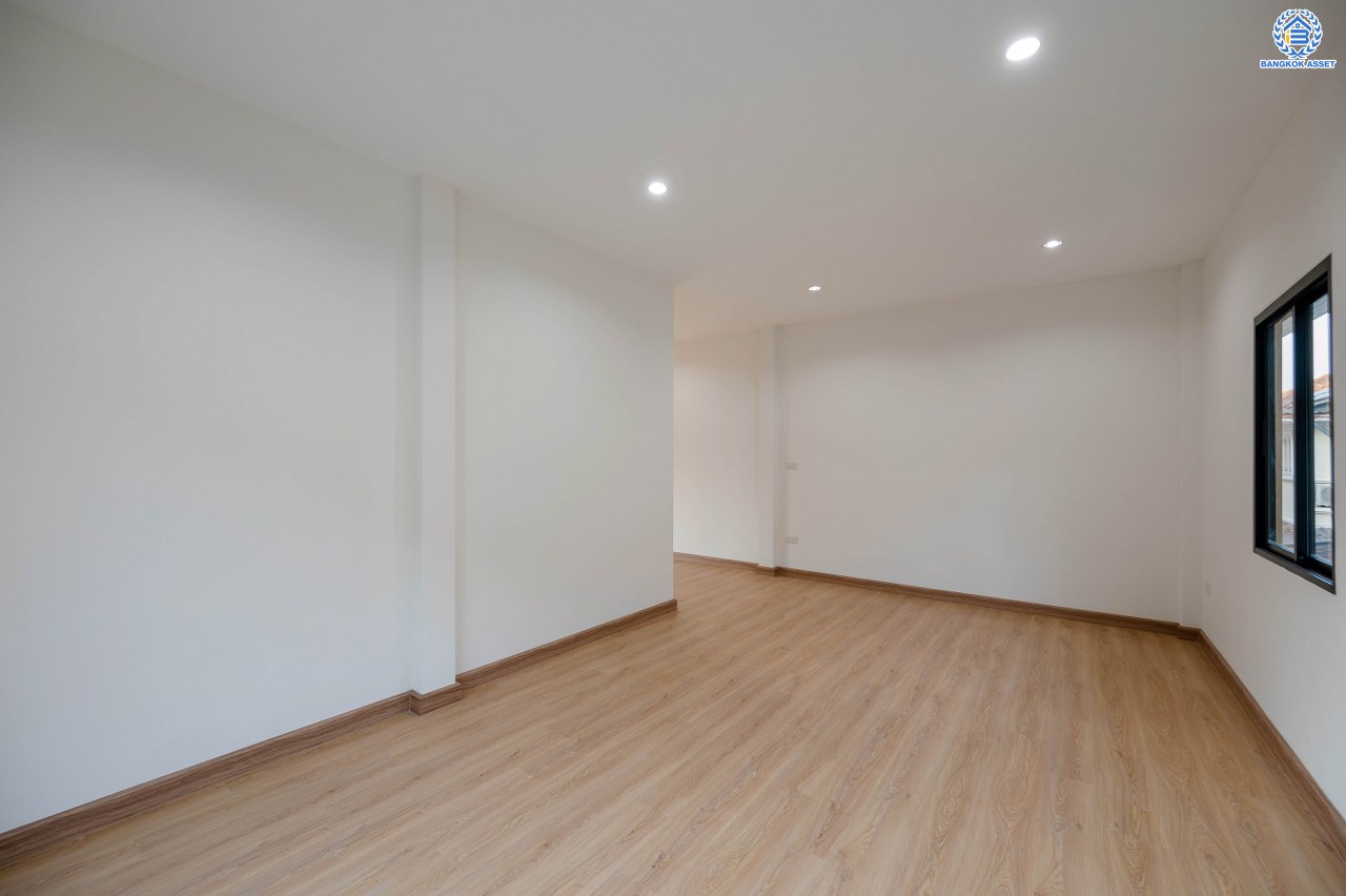 บ้านมือสองตกแต่งใหม่ โครงการ ชัยพฤกษ์ บางบัวทอง จากแบรนด์ LH หลังมุม วิวหน้าสวน เนื้อที่ดิน 129.5 ตร.ว.พื้นที่ใช้สอย 306.9 ตร.ม. ฟังก์ชัน 4 ห้องนอน 4 ห้องน้ำ 1 ห้องอเนกประสงค์ จอดรถได้ 4 คัน พร้อม Facilities ครบครัน บนทำเลเดินทางสะดวก ติดถนนบางกรวย-ไทรน้อย ใกล้เซ็นทรัลเวสต์เกต และรถไฟฟ้า สายสีม่วง "สถานีบางพลู"