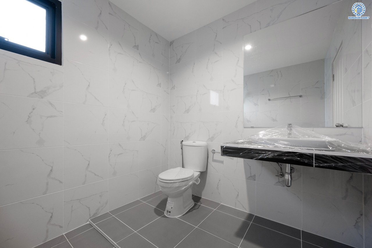 บ้านมือสองตกแต่งใหม่ โครงการ ชัยพฤกษ์ บางบัวทอง จากแบรนด์ LH หลังมุม วิวหน้าสวน เนื้อที่ดิน 129.5 ตร.ว.พื้นที่ใช้สอย 306.9 ตร.ม. ฟังก์ชัน 4 ห้องนอน 4 ห้องน้ำ 1 ห้องอเนกประสงค์ จอดรถได้ 4 คัน พร้อม Facilities ครบครัน บนทำเลเดินทางสะดวก ติดถนนบางกรวย-ไทรน้อย ใกล้เซ็นทรัลเวสต์เกต และรถไฟฟ้า สายสีม่วง "สถานีบางพลู"