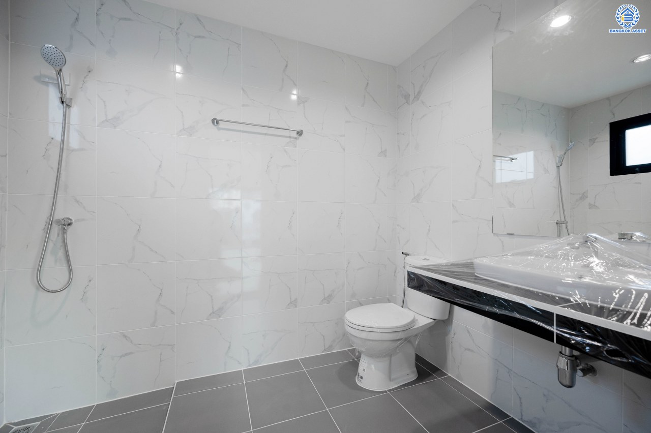 บ้านมือสองตกแต่งใหม่ โครงการ ชัยพฤกษ์ บางบัวทอง จากแบรนด์ LH หลังมุม วิวหน้าสวน เนื้อที่ดิน 129.5 ตร.ว.พื้นที่ใช้สอย 306.9 ตร.ม. ฟังก์ชัน 4 ห้องนอน 4 ห้องน้ำ 1 ห้องอเนกประสงค์ จอดรถได้ 4 คัน พร้อม Facilities ครบครัน บนทำเลเดินทางสะดวก ติดถนนบางกรวย-ไทรน้อย ใกล้เซ็นทรัลเวสต์เกต และรถไฟฟ้า สายสีม่วง "สถานีบางพลู"