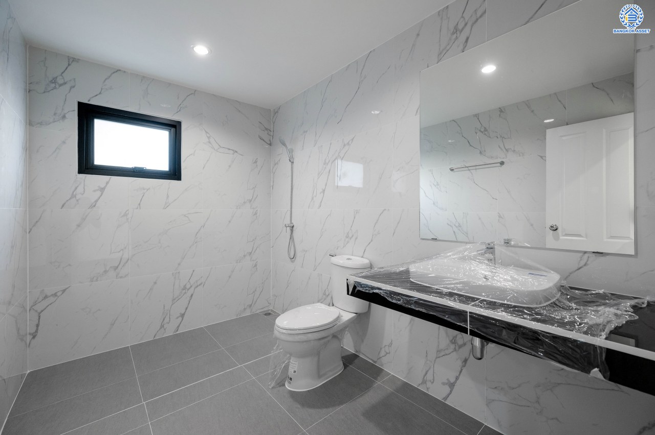 บ้านมือสองตกแต่งใหม่ โครงการ ชัยพฤกษ์ บางบัวทอง จากแบรนด์ LH หลังมุม วิวหน้าสวน เนื้อที่ดิน 129.5 ตร.ว.พื้นที่ใช้สอย 306.9 ตร.ม. ฟังก์ชัน 4 ห้องนอน 4 ห้องน้ำ 1 ห้องอเนกประสงค์ จอดรถได้ 4 คัน พร้อม Facilities ครบครัน บนทำเลเดินทางสะดวก ติดถนนบางกรวย-ไทรน้อย ใกล้เซ็นทรัลเวสต์เกต และรถไฟฟ้า สายสีม่วง "สถานีบางพลู"