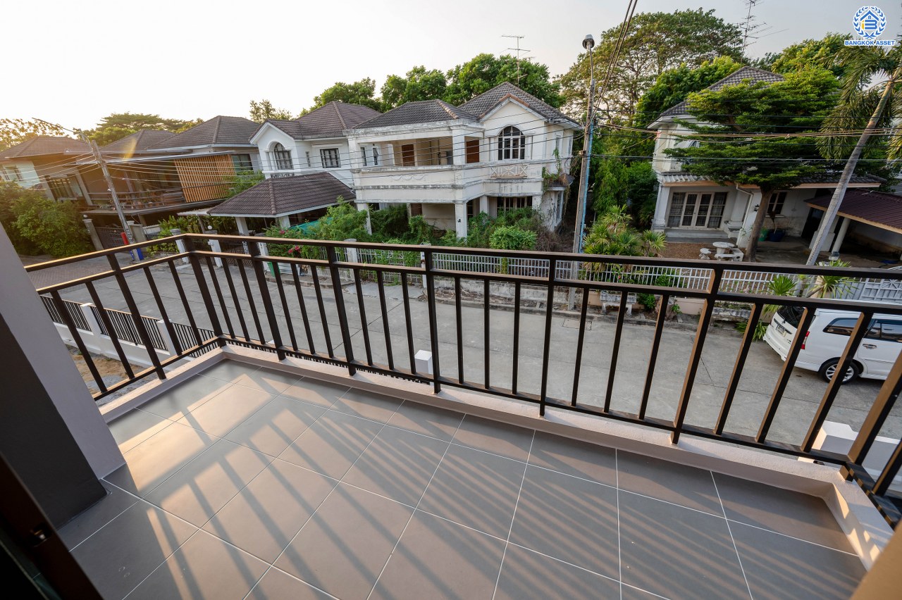 บ้านมือสองตกแต่งใหม่ โครงการ ชัยพฤกษ์ บางบัวทอง จากแบรนด์ LH หลังมุม วิวหน้าสวน เนื้อที่ดิน 129.5 ตร.ว.พื้นที่ใช้สอย 306.9 ตร.ม. ฟังก์ชัน 4 ห้องนอน 4 ห้องน้ำ 1 ห้องอเนกประสงค์ จอดรถได้ 4 คัน พร้อม Facilities ครบครัน บนทำเลเดินทางสะดวก ติดถนนบางกรวย-ไทรน้อย ใกล้เซ็นทรัลเวสต์เกต และรถไฟฟ้า สายสีม่วง "สถานีบางพลู"