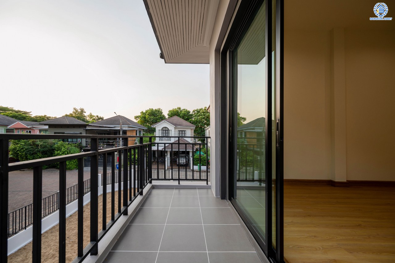 บ้านมือสองตกแต่งใหม่ โครงการ ชัยพฤกษ์ บางบัวทอง จากแบรนด์ LH หลังมุม วิวหน้าสวน เนื้อที่ดิน 129.5 ตร.ว.พื้นที่ใช้สอย 306.9 ตร.ม. ฟังก์ชัน 4 ห้องนอน 4 ห้องน้ำ 1 ห้องอเนกประสงค์ จอดรถได้ 4 คัน พร้อม Facilities ครบครัน บนทำเลเดินทางสะดวก ติดถนนบางกรวย-ไทรน้อย ใกล้เซ็นทรัลเวสต์เกต และรถไฟฟ้า สายสีม่วง "สถานีบางพลู"