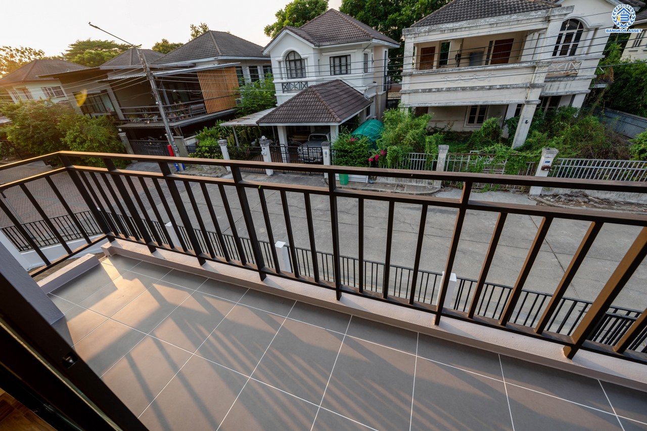 บ้านมือสองตกแต่งใหม่ โครงการ ชัยพฤกษ์ บางบัวทอง จากแบรนด์ LH หลังมุม วิวหน้าสวน เนื้อที่ดิน 129.5 ตร.ว.พื้นที่ใช้สอย 306.9 ตร.ม. ฟังก์ชัน 4 ห้องนอน 4 ห้องน้ำ 1 ห้องอเนกประสงค์ จอดรถได้ 4 คัน พร้อม Facilities ครบครัน บนทำเลเดินทางสะดวก ติดถนนบางกรวย-ไทรน้อย ใกล้เซ็นทรัลเวสต์เกต และรถไฟฟ้า สายสีม่วง "สถานีบางพลู"