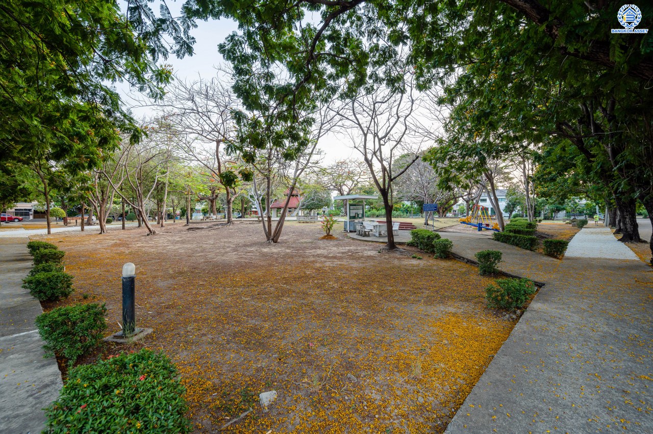 บ้านมือสองตกแต่งใหม่ โครงการ ชัยพฤกษ์ บางบัวทอง จากแบรนด์ LH หลังมุม วิวหน้าสวน เนื้อที่ดิน 129.5 ตร.ว.พื้นที่ใช้สอย 306.9 ตร.ม. ฟังก์ชัน 4 ห้องนอน 4 ห้องน้ำ 1 ห้องอเนกประสงค์ จอดรถได้ 4 คัน พร้อม Facilities ครบครัน บนทำเลเดินทางสะดวก ติดถนนบางกรวย-ไทรน้อย ใกล้เซ็นทรัลเวสต์เกต และรถไฟฟ้า สายสีม่วง "สถานีบางพลู"