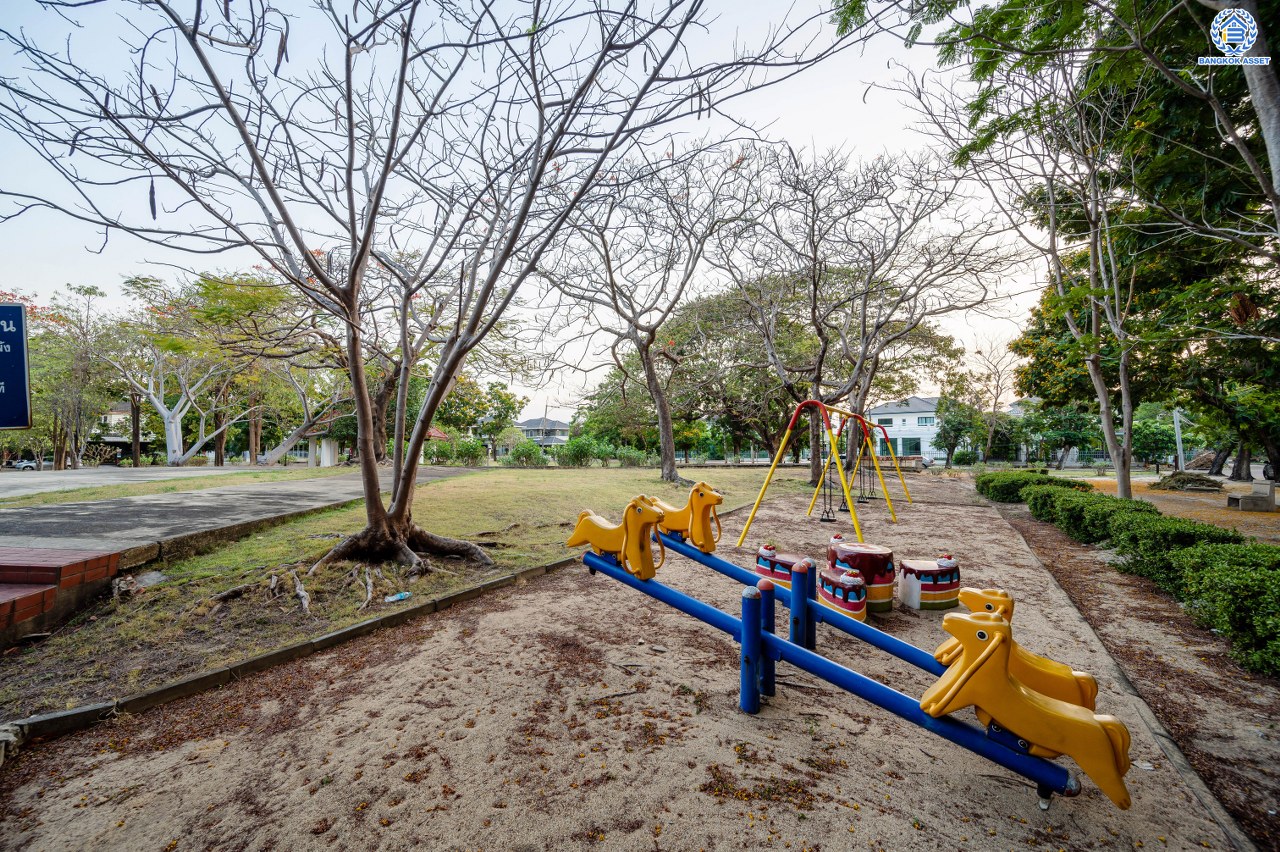 บ้านมือสองตกแต่งใหม่ โครงการ ชัยพฤกษ์ บางบัวทอง จากแบรนด์ LH หลังมุม วิวหน้าสวน เนื้อที่ดิน 129.5 ตร.ว.พื้นที่ใช้สอย 306.9 ตร.ม. ฟังก์ชัน 4 ห้องนอน 4 ห้องน้ำ 1 ห้องอเนกประสงค์ จอดรถได้ 4 คัน พร้อม Facilities ครบครัน บนทำเลเดินทางสะดวก ติดถนนบางกรวย-ไทรน้อย ใกล้เซ็นทรัลเวสต์เกต และรถไฟฟ้า สายสีม่วง "สถานีบางพลู"