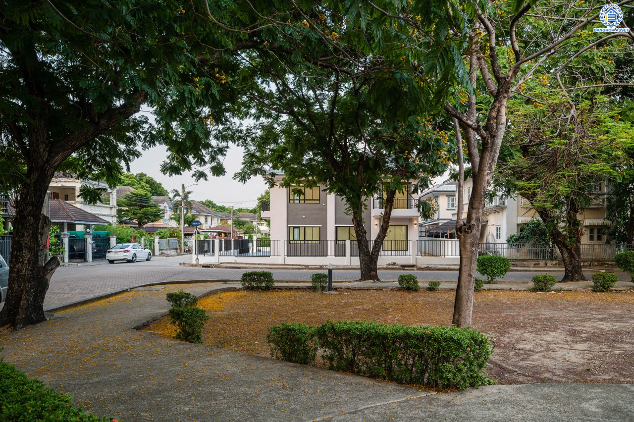 บ้านมือสองตกแต่งใหม่ โครงการ ชัยพฤกษ์ บางบัวทอง จากแบรนด์ LH หลังมุม วิวหน้าสวน เนื้อที่ดิน 129.5 ตร.ว.พื้นที่ใช้สอย 306.9 ตร.ม. ฟังก์ชัน 4 ห้องนอน 4 ห้องน้ำ 1 ห้องอเนกประสงค์ จอดรถได้ 4 คัน พร้อม Facilities ครบครัน บนทำเลเดินทางสะดวก ติดถนนบางกรวย-ไทรน้อย ใกล้เซ็นทรัลเวสต์เกต และรถไฟฟ้า สายสีม่วง "สถานีบางพลู"