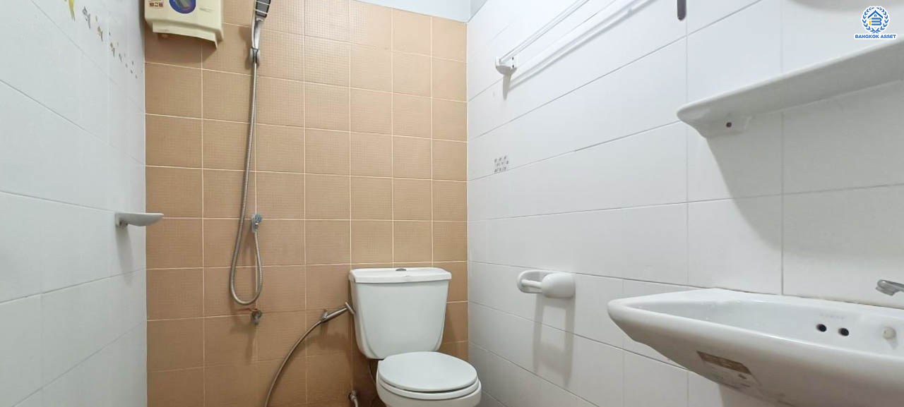 *****บ้านแฝดมือสองปทุมธานี โครงการ พฤกษาD คลองสาม เนื้อที่กว้าง 39.7 ตร.ว. ฟังก์ชัน 4 ห้องนอน 2 ห้องน้ำ บ้านแฝดมีพื้นที่ด้านข้างปลูกต้นไม้ บนทำเลดี เชื่อมต่อ ถนนคลองหลวง ใกล้ทางด่วน "วงแหวนรอบนอกฝั่งตะวันออก รังสิต-คลองสาม" และ รถไฟฟ้าสายสีแดง "สถานีรังสิต" ในราคาสุดคุ้ม!