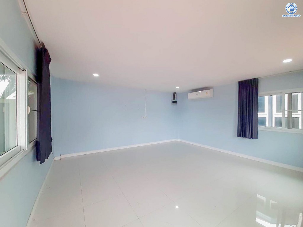 บ้านเดี่ยวมือสอง ซอยเทศบาล4 ลำลูกกาคลอง7 เนื้อที่ 179 ตร.ว. ฟังก์ชัน 4 ห้องนอน 4 ห้องน้ำ 5 ที่จอดรถ โครงการบนทำเลเดินทางสะดวก เชื่อมต่อถนนลำลูกกา ถนนคลอง7 ถนนรังสิต-นครนายก ใกล้รถไฟฟ้าสายสีเขียว "สถานีคูคต" และจุดขึ้นทางด่วน "ถนนกาญจนาภิเษก(วงแหวนตะวันออก)"