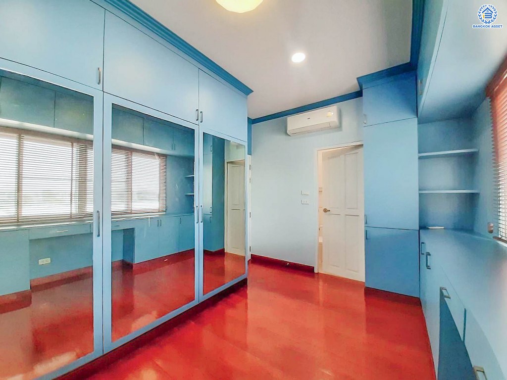 บ้านเดี่ยวมือสอง ซอยเทศบาล4 ลำลูกกาคลอง7 เนื้อที่ 179 ตร.ว. ฟังก์ชัน 4 ห้องนอน 4 ห้องน้ำ 5 ที่จอดรถ โครงการบนทำเลเดินทางสะดวก เชื่อมต่อถนนลำลูกกา ถนนคลอง7 ถนนรังสิต-นครนายก ใกล้รถไฟฟ้าสายสีเขียว "สถานีคูคต" และจุดขึ้นทางด่วน "ถนนกาญจนาภิเษก(วงแหวนตะวันออก)"