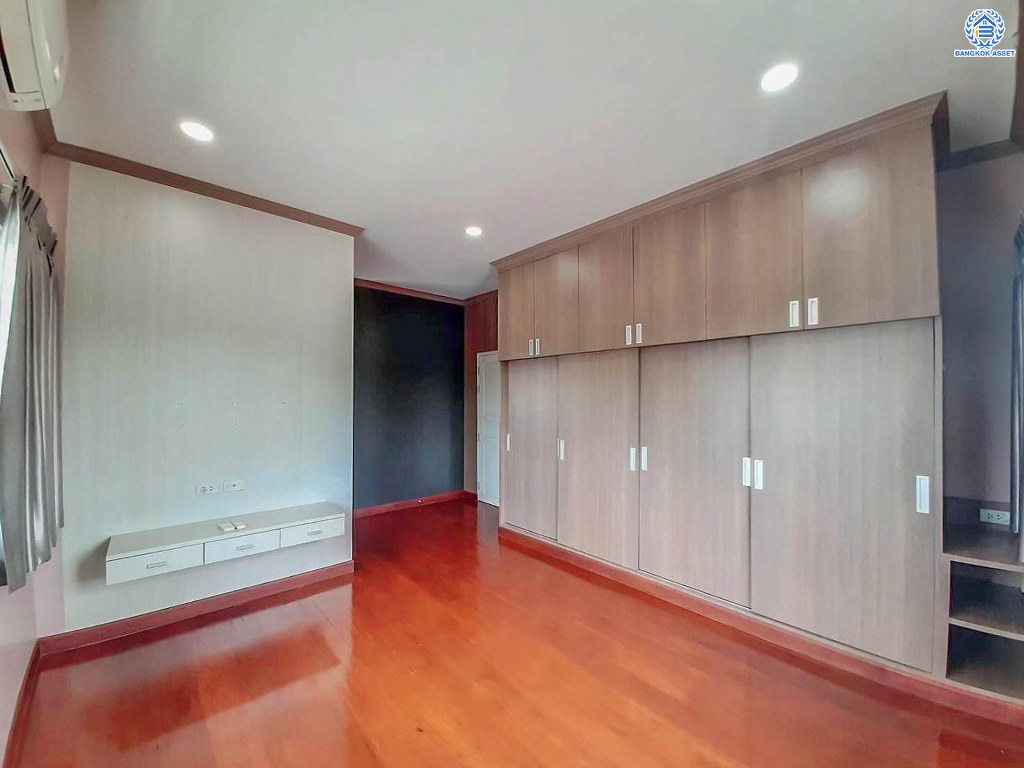 บ้านเดี่ยวมือสอง ซอยเทศบาล4 ลำลูกกาคลอง7 เนื้อที่ 179 ตร.ว. ฟังก์ชัน 4 ห้องนอน 4 ห้องน้ำ 5 ที่จอดรถ โครงการบนทำเลเดินทางสะดวก เชื่อมต่อถนนลำลูกกา ถนนคลอง7 ถนนรังสิต-นครนายก ใกล้รถไฟฟ้าสายสีเขียว "สถานีคูคต" และจุดขึ้นทางด่วน "ถนนกาญจนาภิเษก(วงแหวนตะวันออก)"