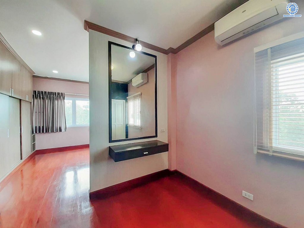 บ้านเดี่ยวมือสอง ซอยเทศบาล4 ลำลูกกาคลอง7 เนื้อที่ 179 ตร.ว. ฟังก์ชัน 4 ห้องนอน 4 ห้องน้ำ 5 ที่จอดรถ โครงการบนทำเลเดินทางสะดวก เชื่อมต่อถนนลำลูกกา ถนนคลอง7 ถนนรังสิต-นครนายก ใกล้รถไฟฟ้าสายสีเขียว "สถานีคูคต" และจุดขึ้นทางด่วน "ถนนกาญจนาภิเษก(วงแหวนตะวันออก)"