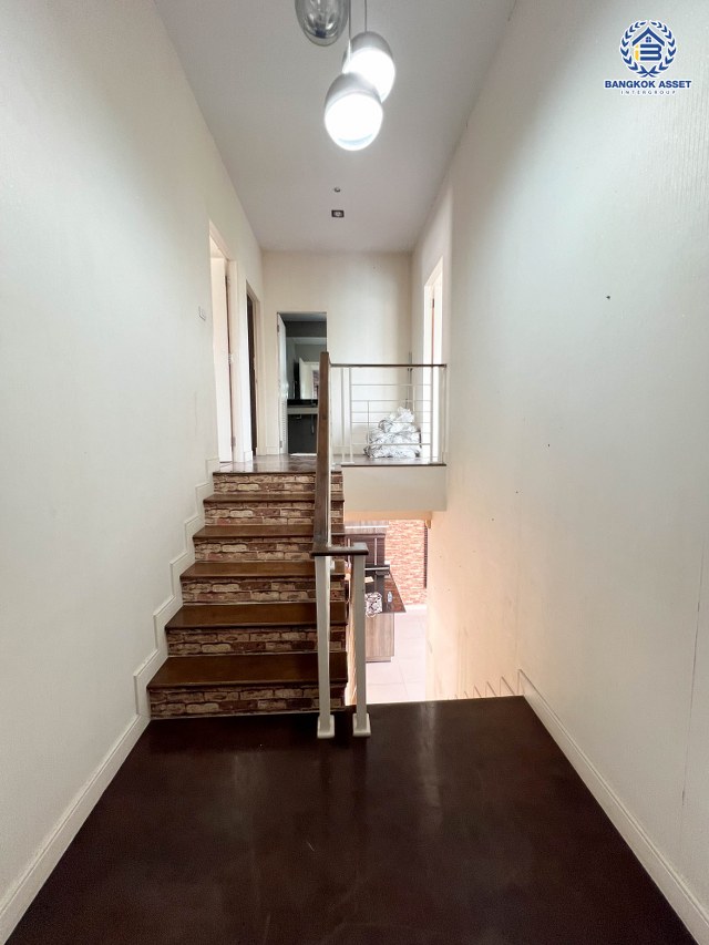 *****บ้านเดี่ยวมือสองปทุมธานี โครงการ สราญสิริ ติวานนท์-แจ้งวัฒนะ หลังมุม เนื้อที่กว้างเกือบ 66 ตร.ว. ฟังก์ชัน 3 ห้องนอน 3 ห้องน้ำ 2 ที่จอดรถ อยู่ต้นโครงการ มีความเป็นส่วนตัวสุดๆ ภายในสภาพดี บนทำเลแห่งการเดินทาง เชื่อมต่อ ถนนติวานนท์, ถนนสรงประภา ใกล้ทางด่วน "ศรีสมาน" จองเลย!