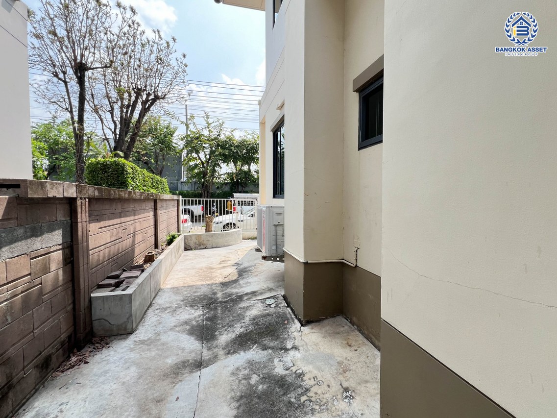 *****บ้านเดี่ยวมือสองปทุมธานี โครงการ สราญสิริ ติวานนท์-แจ้งวัฒนะ หลังมุม เนื้อที่กว้างเกือบ 66 ตร.ว. ฟังก์ชัน 3 ห้องนอน 3 ห้องน้ำ 2 ที่จอดรถ อยู่ต้นโครงการ มีความเป็นส่วนตัวสุดๆ ภายในสภาพดี บนทำเลแห่งการเดินทาง เชื่อมต่อ ถนนติวานนท์, ถนนสรงประภา ใกล้ทางด่วน "ศรีสมาน" จองเลย!