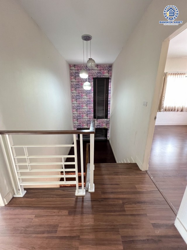 *****บ้านเดี่ยวมือสองปทุมธานี โครงการ สราญสิริ ติวานนท์-แจ้งวัฒนะ หลังมุม เนื้อที่กว้างเกือบ 66 ตร.ว. ฟังก์ชัน 3 ห้องนอน 3 ห้องน้ำ 2 ที่จอดรถ อยู่ต้นโครงการ มีความเป็นส่วนตัวสุดๆ ภายในสภาพดี บนทำเลแห่งการเดินทาง เชื่อมต่อ ถนนติวานนท์, ถนนสรงประภา ใกล้ทางด่วน "ศรีสมาน" จองเลย!