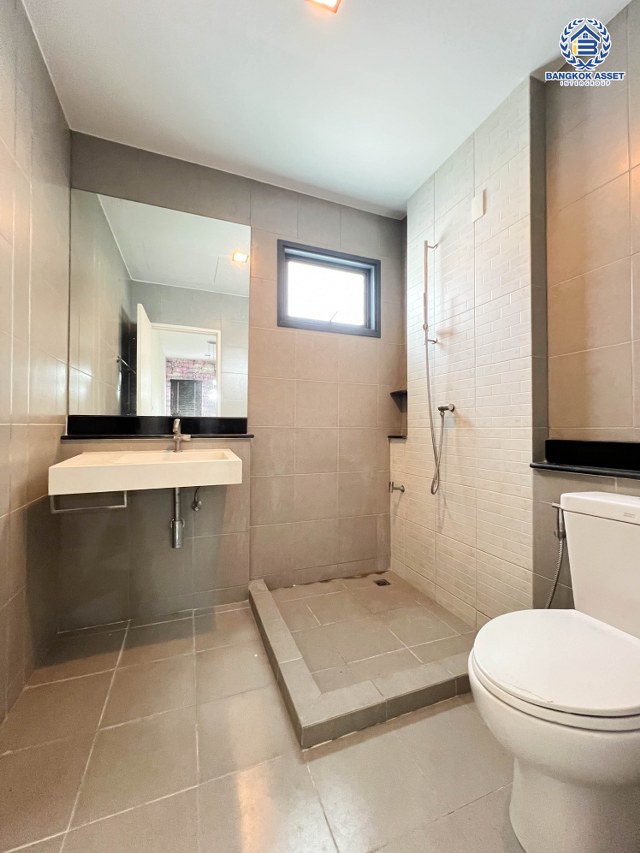 *****บ้านเดี่ยวมือสองปทุมธานี โครงการ สราญสิริ ติวานนท์-แจ้งวัฒนะ หลังมุม เนื้อที่กว้างเกือบ 66 ตร.ว. ฟังก์ชัน 3 ห้องนอน 3 ห้องน้ำ 2 ที่จอดรถ อยู่ต้นโครงการ มีความเป็นส่วนตัวสุดๆ ภายในสภาพดี บนทำเลแห่งการเดินทาง เชื่อมต่อ ถนนติวานนท์, ถนนสรงประภา ใกล้ทางด่วน "ศรีสมาน" จองเลย!