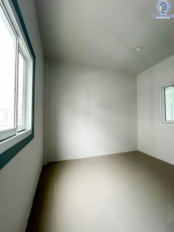 *****ทาวน์เฮ้าส์มือสอง โครงการ ปิยวรารมย์ บ้านกล้วย-ไทรน้อย หลังมุม เนื้อที่ 16 ตร.ว. ฟังก์ชัน 3 ห้องนอน 2 ห้องน้ำ 1 ที่จอดรถ บ้านรีโนเวทใหม่ทั้งหลัง สวยงาม ฟรีโอน โครงการบนทำเลเดินทางสะดวก เชื่อมต่อถนนบางกรวย-ไทรน้อย ถนนกาญจนาภิเษก ถนนชัยพฤกษ์ ใกล้รถไฟฟ้าสายสีม่วง "สถานีคลองบางไผ่"