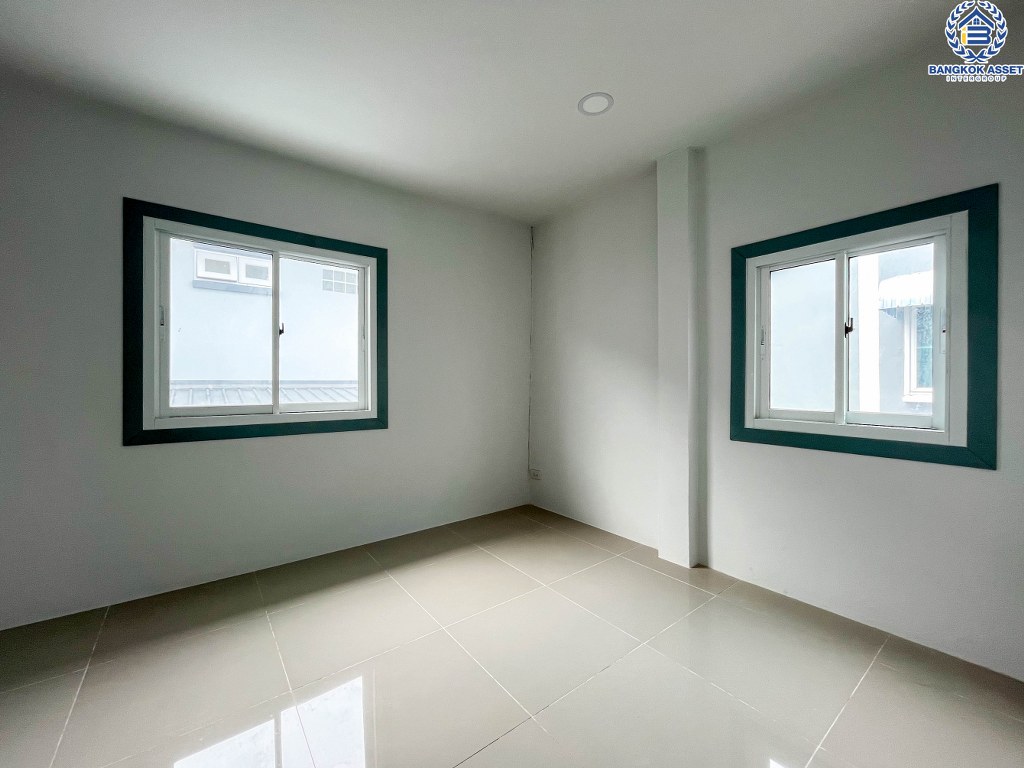 *****ทาวน์เฮ้าส์มือสอง โครงการ ปิยวรารมย์ บ้านกล้วย-ไทรน้อย หลังมุม เนื้อที่ 16 ตร.ว. ฟังก์ชัน 3 ห้องนอน 2 ห้องน้ำ 1 ที่จอดรถ บ้านรีโนเวทใหม่ทั้งหลัง สวยงาม ฟรีโอน โครงการบนทำเลเดินทางสะดวก เชื่อมต่อถนนบางกรวย-ไทรน้อย ถนนกาญจนาภิเษก ถนนชัยพฤกษ์ ใกล้รถไฟฟ้าสายสีม่วง "สถานีคลองบางไผ่"