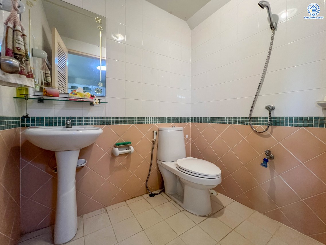 *****ทาวน์เฮ้าส์มือสองนนทบุรี โครงการ เปี่ยมสุข รัตนาธิเบศร์ หลังมุม เนื้อที่กว้างมากถึง 24.6 ตร.ว. ฟังก์ชัน 3 ห้องนอน 2 ห้องน้ำ บ้านเนื้อที่เยอะ บนทำเลเดินทางสะดวก เชื่อมต่อ ถนนรัตนาธิเบศร์, ถนนนนทบุรี ใกล้ทางด่วน "งามวงศ์วาน" และห่างจากรถไฟฟ้าสายสีม่วง "สถานีสะพานพระนั่งเกล้า" เพียง 5 นาที