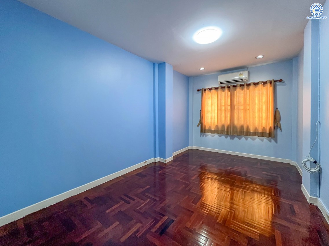 *****ทาวน์เฮ้าส์มือสองนนทบุรี โครงการ เปี่ยมสุข รัตนาธิเบศร์ หลังมุม เนื้อที่กว้างมากถึง 24.6 ตร.ว. ฟังก์ชัน 3 ห้องนอน 2 ห้องน้ำ บ้านเนื้อที่เยอะ บนทำเลเดินทางสะดวก เชื่อมต่อ ถนนรัตนาธิเบศร์, ถนนนนทบุรี ใกล้ทางด่วน "งามวงศ์วาน" และห่างจากรถไฟฟ้าสายสีม่วง "สถานีสะพานพระนั่งเกล้า" เพียง 5 นาที