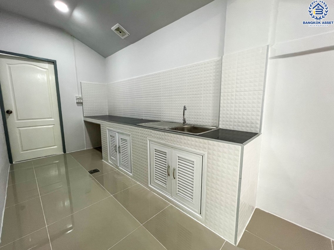 *****ทาวน์เฮ้าส์ชั้นเดียวมือสองนนทบุรี โครงการ พฤกษา3 กาญจนาภิเษก เนื้อที่กว้างขวางถึง 34.6 ตร.ว. ฟังก์ชัน 3 ห้องนอน 2 ห้องน้ำ 2 ที่จอดรถ บ้านตกแต่งใหม่พร้อมอยู่ บนทำเลแห่งการเดินทาง เชื่อมต่อถนนกาญจนาภิเษก ใกล้เซ็นทรัลเวสเกต, บิ๊กซี บางใหญ่ และจุดขึ้นทางด่วน "กาญจนาภิเษก"