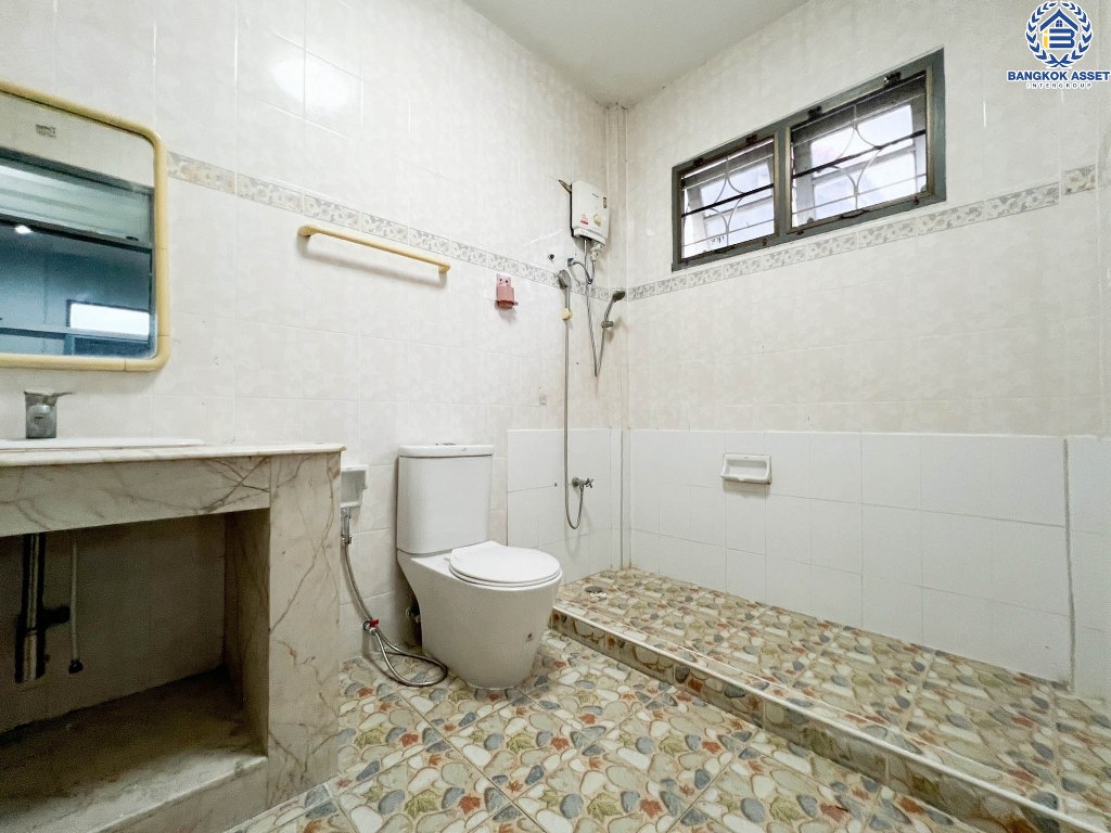 *****บ้านเดี่ยวมือสอง โครงการ บ้านสวนทองวิลล่า สรงประภา เนื้อที่ 63.10 ตร.ว. ฟังก์ชัน 4 ห้องนอน 3 ห้องน้ำ 2 ที่จอดรถ บ้านฟังก์ชันคุ้มค่า ใกล้แหล่งอำนวยความสะดวก เชื่อมต่อถนนสรงประภา ถนนกำแพงเพชร ใกล้รถไฟฟ้าสายสีแดง "สถานีดอนเมือง" และจุดขึ้นทางด่วน "ศรีสมาน"