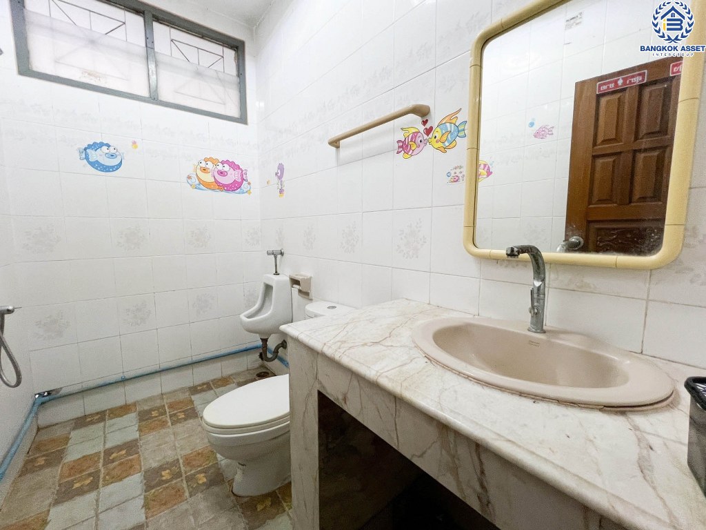 *****บ้านเดี่ยวมือสอง โครงการ บ้านสวนทองวิลล่า สรงประภา เนื้อที่ 63.10 ตร.ว. ฟังก์ชัน 4 ห้องนอน 3 ห้องน้ำ 2 ที่จอดรถ บ้านฟังก์ชันคุ้มค่า ใกล้แหล่งอำนวยความสะดวก เชื่อมต่อถนนสรงประภา ถนนกำแพงเพชร ใกล้รถไฟฟ้าสายสีแดง "สถานีดอนเมือง" และจุดขึ้นทางด่วน "ศรีสมาน"