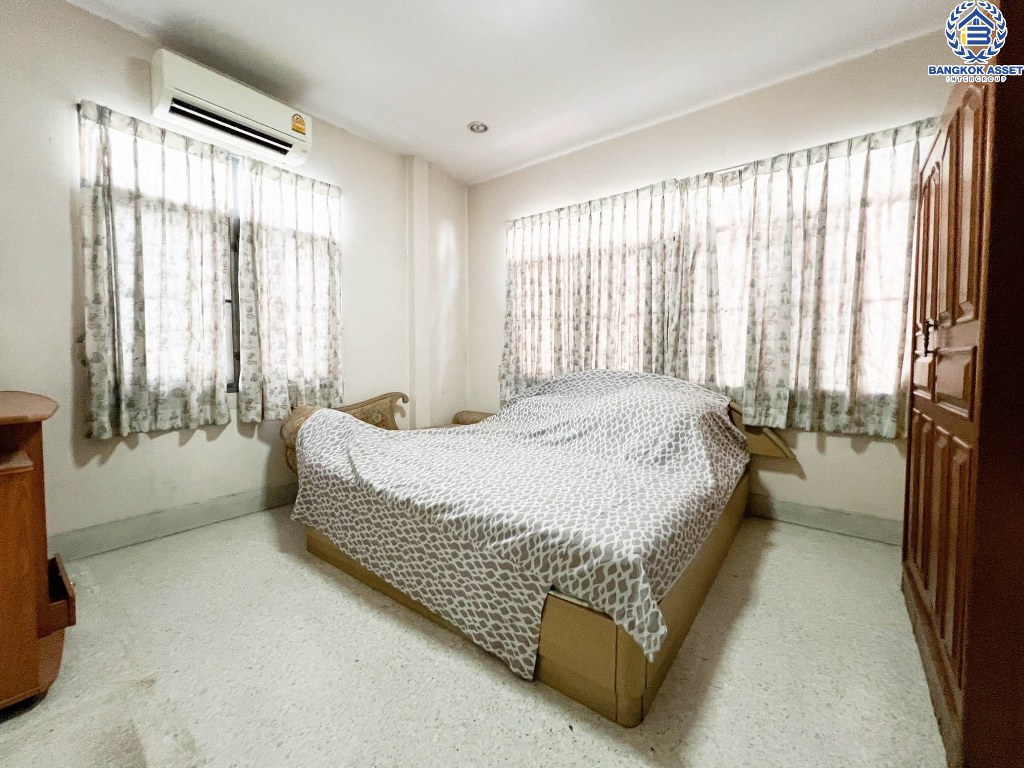 *****บ้านเดี่ยวมือสอง โครงการ บ้านสวนทองวิลล่า สรงประภา เนื้อที่ 63.10 ตร.ว. ฟังก์ชัน 4 ห้องนอน 3 ห้องน้ำ 2 ที่จอดรถ บ้านฟังก์ชันคุ้มค่า ใกล้แหล่งอำนวยความสะดวก เชื่อมต่อถนนสรงประภา ถนนกำแพงเพชร ใกล้รถไฟฟ้าสายสีแดง "สถานีดอนเมือง" และจุดขึ้นทางด่วน "ศรีสมาน"