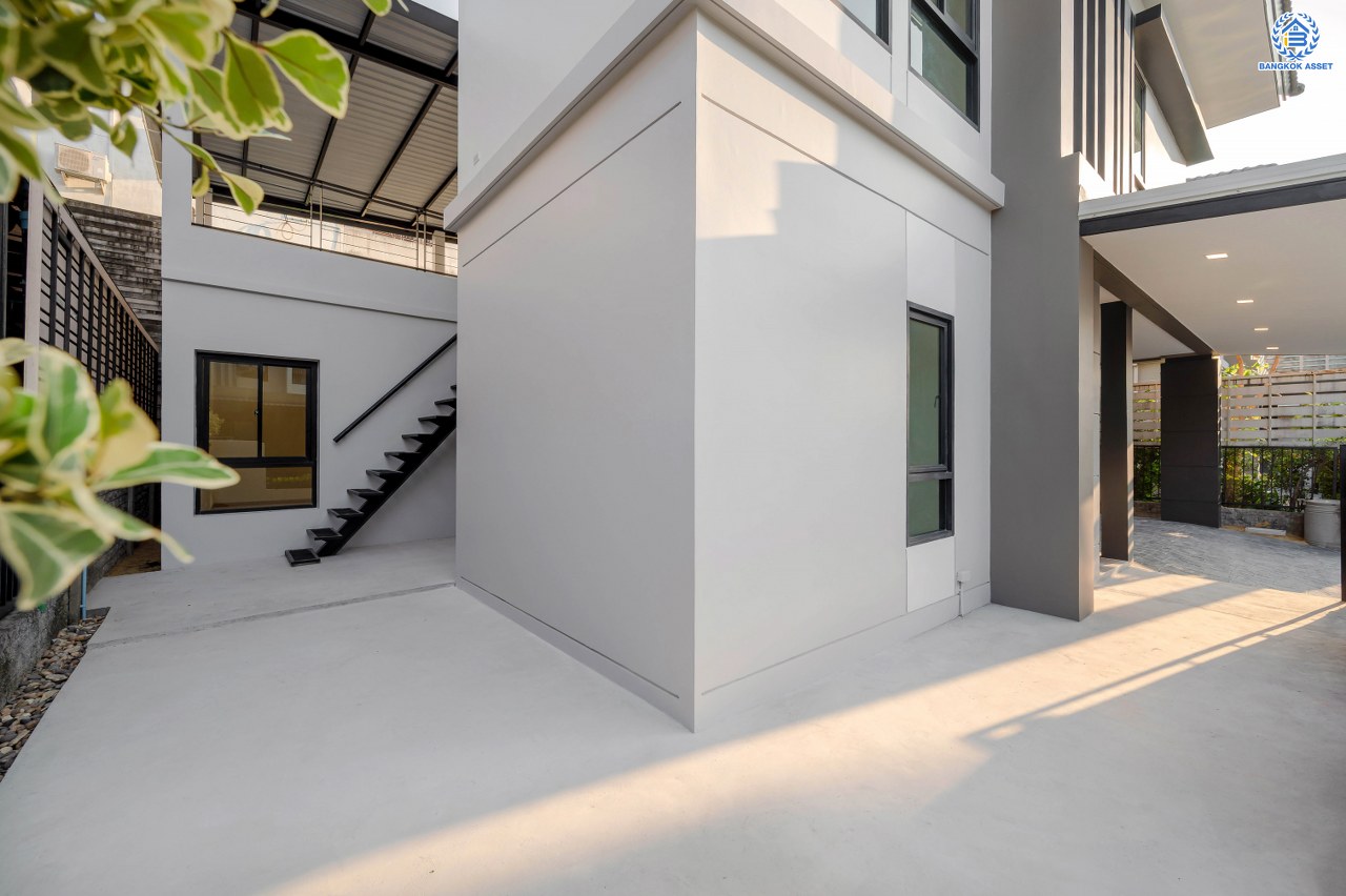 บ้านมือสองตกแต่งใหม่ โครงการ ซีรีน เพชรเกษม-พุทธมณฑลสาย3 ติดถนนใหญ่ ตัวบ้านอยู่ต้นโครงการ บนเนื้อที่ถึง 52.7 ตร.ว. พื้นที่ใช้สอย 318.41 ตร.ม.  ฟังก์ชัน 4 ห้องนอน 3 ห้องน้ำ 1 ห้องอเนกประสงค์ จอดรถได้ 2 คัน บนทำเลเชื่อมต่อหลายเส้นทาง อาทิถนนเพชรเกษม, ถนนทวีวัฒนา, บรมราชชนนี ใกล้รถไฟฟ้าสายสีน้ำเงิน "สถานีหลักสอง"