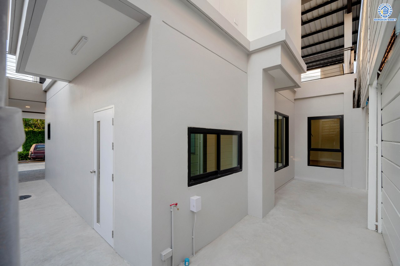 บ้านมือสองตกแต่งใหม่ โครงการ ซีรีน เพชรเกษม-พุทธมณฑลสาย3 ติดถนนใหญ่ ตัวบ้านอยู่ต้นโครงการ บนเนื้อที่ถึง 52.7 ตร.ว. พื้นที่ใช้สอย 318.41 ตร.ม.  ฟังก์ชัน 4 ห้องนอน 3 ห้องน้ำ 1 ห้องอเนกประสงค์ จอดรถได้ 2 คัน บนทำเลเชื่อมต่อหลายเส้นทาง อาทิถนนเพชรเกษม, ถนนทวีวัฒนา, บรมราชชนนี ใกล้รถไฟฟ้าสายสีน้ำเงิน "สถานีหลักสอง"