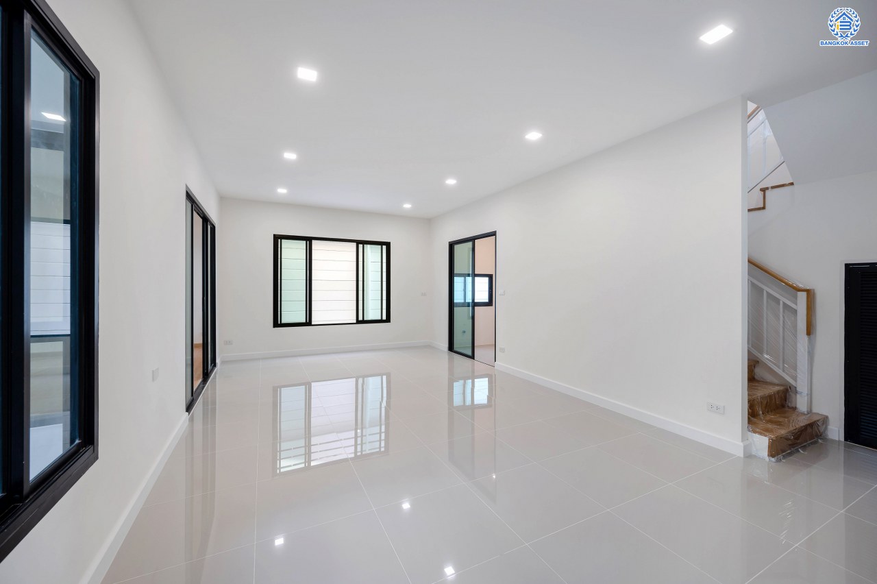 บ้านมือสองตกแต่งใหม่ โครงการ ซีรีน เพชรเกษม-พุทธมณฑลสาย3 ติดถนนใหญ่ ตัวบ้านอยู่ต้นโครงการ บนเนื้อที่ถึง 52.7 ตร.ว. พื้นที่ใช้สอย 318.41 ตร.ม.  ฟังก์ชัน 4 ห้องนอน 3 ห้องน้ำ 1 ห้องอเนกประสงค์ จอดรถได้ 2 คัน บนทำเลเชื่อมต่อหลายเส้นทาง อาทิถนนเพชรเกษม, ถนนทวีวัฒนา, บรมราชชนนี ใกล้รถไฟฟ้าสายสีน้ำเงิน "สถานีหลักสอง"