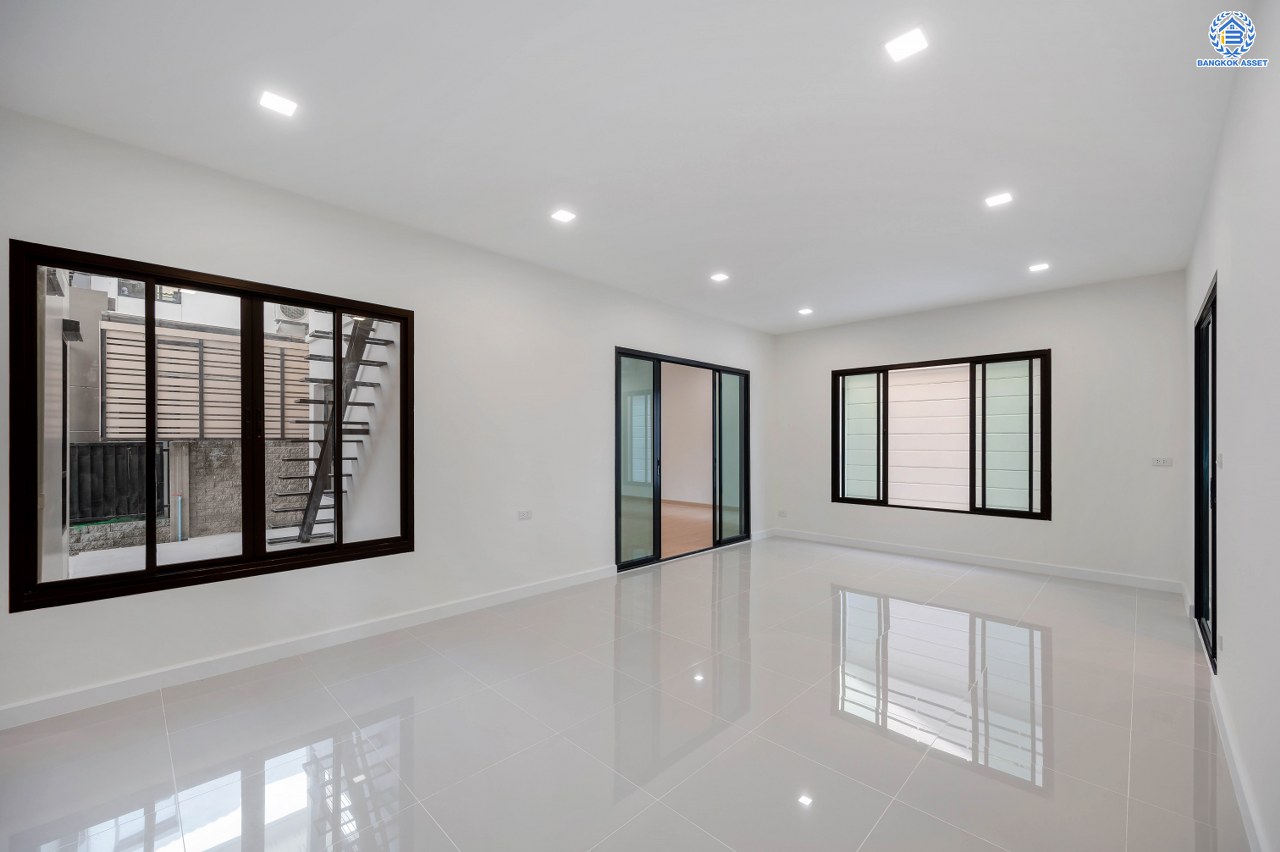 บ้านมือสองตกแต่งใหม่ โครงการ ซีรีน เพชรเกษม-พุทธมณฑลสาย3 ติดถนนใหญ่ ตัวบ้านอยู่ต้นโครงการ บนเนื้อที่ถึง 52.7 ตร.ว. พื้นที่ใช้สอย 318.41 ตร.ม.  ฟังก์ชัน 4 ห้องนอน 3 ห้องน้ำ 1 ห้องอเนกประสงค์ จอดรถได้ 2 คัน บนทำเลเชื่อมต่อหลายเส้นทาง อาทิถนนเพชรเกษม, ถนนทวีวัฒนา, บรมราชชนนี ใกล้รถไฟฟ้าสายสีน้ำเงิน "สถานีหลักสอง"