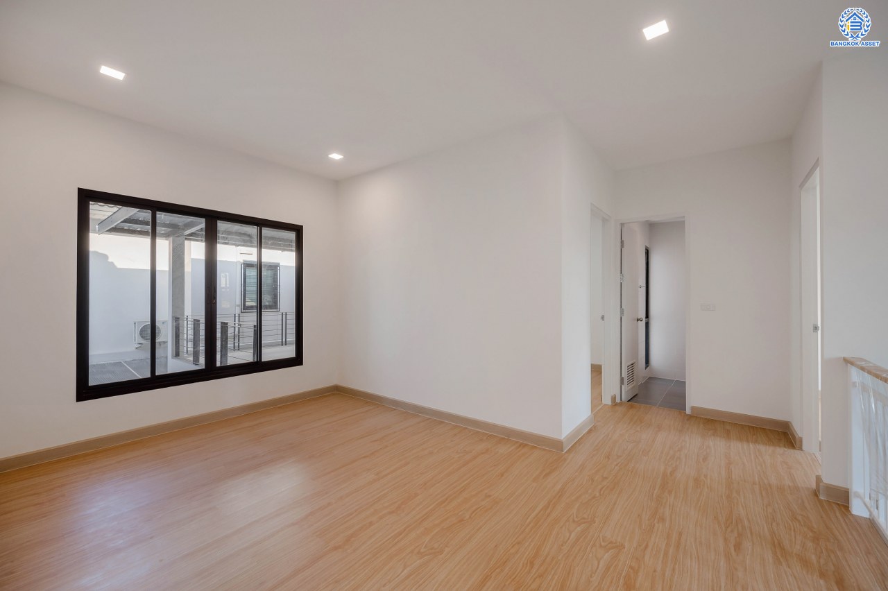 บ้านมือสองตกแต่งใหม่ โครงการ ซีรีน เพชรเกษม-พุทธมณฑลสาย3 ติดถนนใหญ่ ตัวบ้านอยู่ต้นโครงการ บนเนื้อที่ถึง 52.7 ตร.ว. พื้นที่ใช้สอย 318.41 ตร.ม.  ฟังก์ชัน 4 ห้องนอน 3 ห้องน้ำ 1 ห้องอเนกประสงค์ จอดรถได้ 2 คัน บนทำเลเชื่อมต่อหลายเส้นทาง อาทิถนนเพชรเกษม, ถนนทวีวัฒนา, บรมราชชนนี ใกล้รถไฟฟ้าสายสีน้ำเงิน "สถานีหลักสอง"