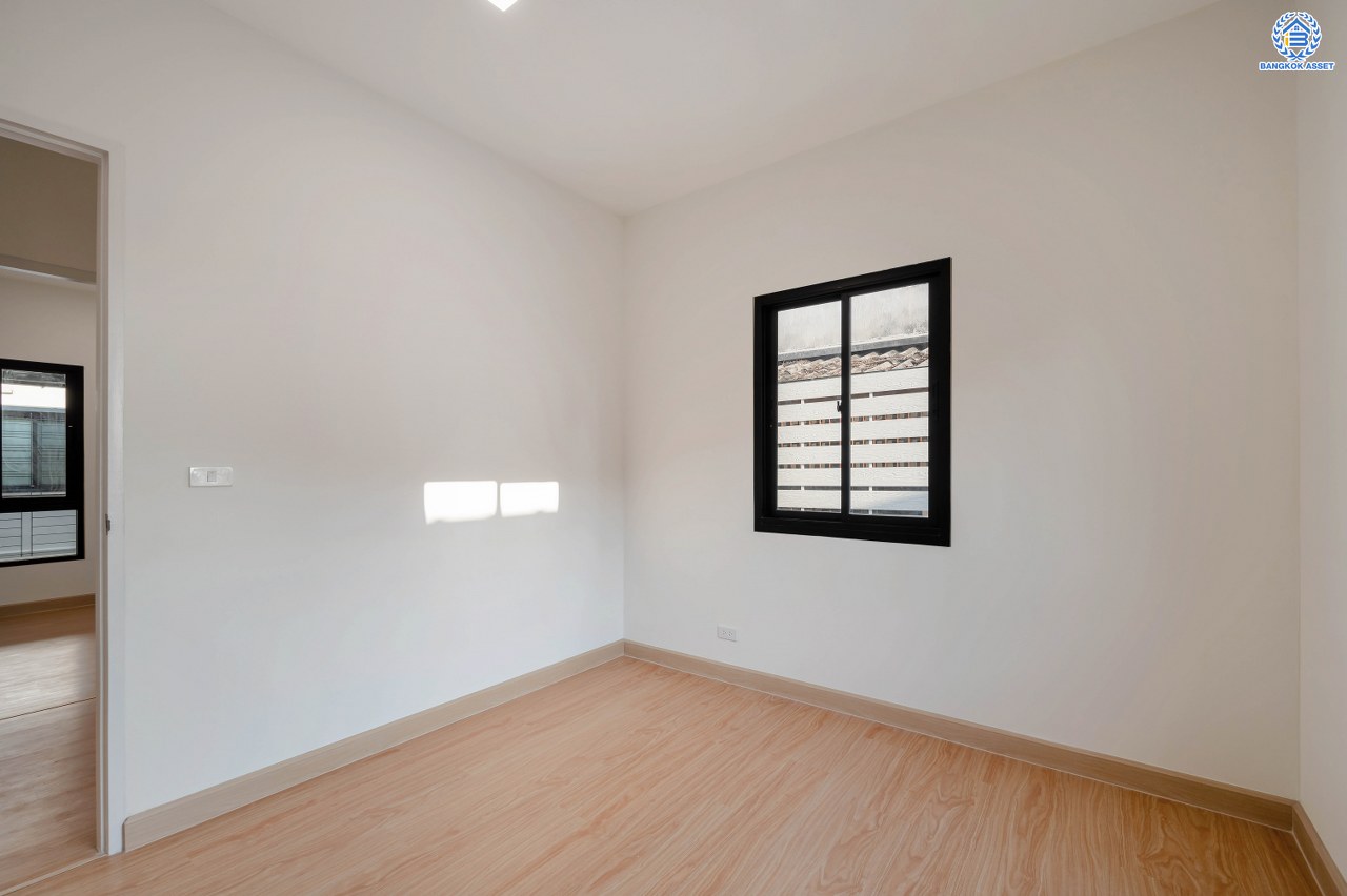 บ้านมือสองตกแต่งใหม่ โครงการ ซีรีน เพชรเกษม-พุทธมณฑลสาย3 ติดถนนใหญ่ ตัวบ้านอยู่ต้นโครงการ บนเนื้อที่ถึง 52.7 ตร.ว. พื้นที่ใช้สอย 318.41 ตร.ม.  ฟังก์ชัน 4 ห้องนอน 3 ห้องน้ำ 1 ห้องอเนกประสงค์ จอดรถได้ 2 คัน บนทำเลเชื่อมต่อหลายเส้นทาง อาทิถนนเพชรเกษม, ถนนทวีวัฒนา, บรมราชชนนี ใกล้รถไฟฟ้าสายสีน้ำเงิน "สถานีหลักสอง"