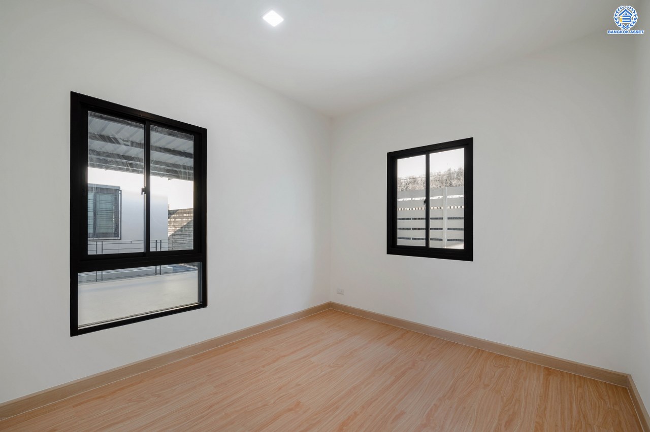 บ้านมือสองตกแต่งใหม่ โครงการ ซีรีน เพชรเกษม-พุทธมณฑลสาย3 ติดถนนใหญ่ ตัวบ้านอยู่ต้นโครงการ บนเนื้อที่ถึง 52.7 ตร.ว. พื้นที่ใช้สอย 318.41 ตร.ม.  ฟังก์ชัน 4 ห้องนอน 3 ห้องน้ำ 1 ห้องอเนกประสงค์ จอดรถได้ 2 คัน บนทำเลเชื่อมต่อหลายเส้นทาง อาทิถนนเพชรเกษม, ถนนทวีวัฒนา, บรมราชชนนี ใกล้รถไฟฟ้าสายสีน้ำเงิน "สถานีหลักสอง"