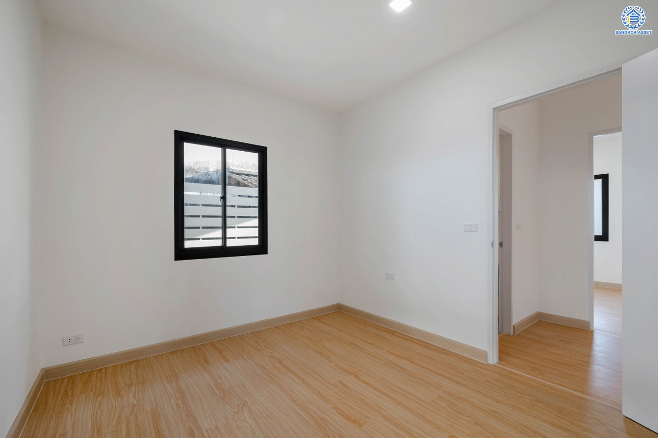 บ้านมือสองตกแต่งใหม่ โครงการ ซีรีน เพชรเกษม-พุทธมณฑลสาย3 ติดถนนใหญ่ ตัวบ้านอยู่ต้นโครงการ บนเนื้อที่ถึง 52.7 ตร.ว. พื้นที่ใช้สอย 318.41 ตร.ม.  ฟังก์ชัน 4 ห้องนอน 3 ห้องน้ำ 1 ห้องอเนกประสงค์ จอดรถได้ 2 คัน บนทำเลเชื่อมต่อหลายเส้นทาง อาทิถนนเพชรเกษม, ถนนทวีวัฒนา, บรมราชชนนี ใกล้รถไฟฟ้าสายสีน้ำเงิน "สถานีหลักสอง"