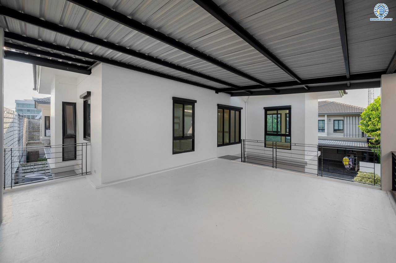 บ้านมือสองตกแต่งใหม่ โครงการ ซีรีน เพชรเกษม-พุทธมณฑลสาย3 ติดถนนใหญ่ ตัวบ้านอยู่ต้นโครงการ บนเนื้อที่ถึง 52.7 ตร.ว. พื้นที่ใช้สอย 318.41 ตร.ม.  ฟังก์ชัน 4 ห้องนอน 3 ห้องน้ำ 1 ห้องอเนกประสงค์ จอดรถได้ 2 คัน บนทำเลเชื่อมต่อหลายเส้นทาง อาทิถนนเพชรเกษม, ถนนทวีวัฒนา, บรมราชชนนี ใกล้รถไฟฟ้าสายสีน้ำเงิน "สถานีหลักสอง"