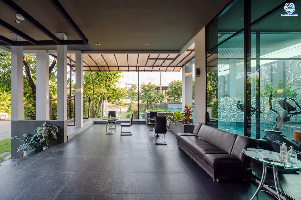 บ้านมือสองตกแต่งใหม่ โครงการ ซีรีน เพชรเกษม-พุทธมณฑลสาย3 ติดถนนใหญ่ ตัวบ้านอยู่ต้นโครงการ บนเนื้อที่ถึง 52.7 ตร.ว. พื้นที่ใช้สอย 318.41 ตร.ม.  ฟังก์ชัน 4 ห้องนอน 3 ห้องน้ำ 1 ห้องอเนกประสงค์ จอดรถได้ 2 คัน บนทำเลเชื่อมต่อหลายเส้นทาง อาทิถนนเพชรเกษม, ถนนทวีวัฒนา, บรมราชชนนี ใกล้รถไฟฟ้าสายสีน้ำเงิน "สถานีหลักสอง"