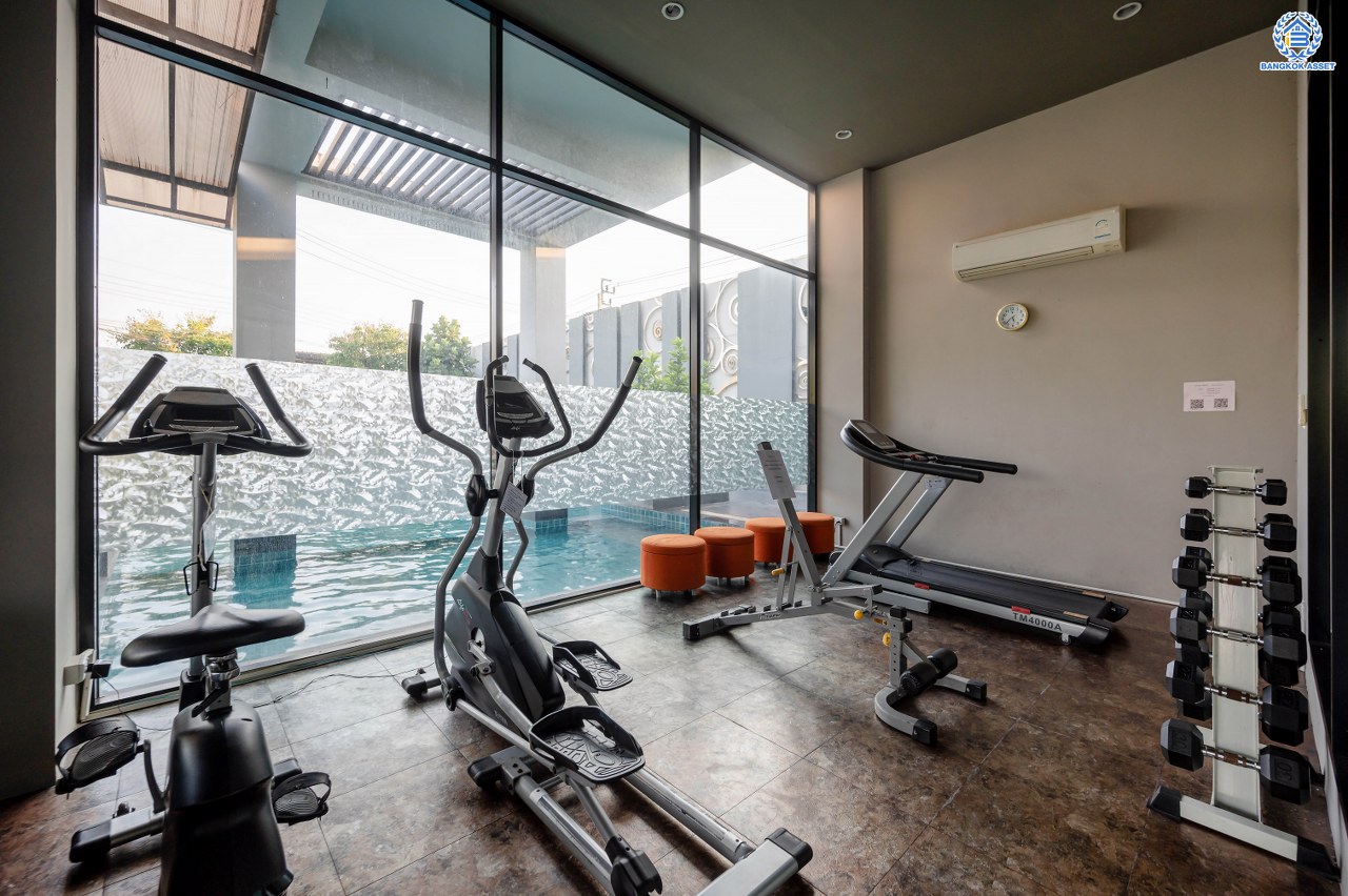 บ้านมือสองตกแต่งใหม่ โครงการ ซีรีน เพชรเกษม-พุทธมณฑลสาย3 ติดถนนใหญ่ ตัวบ้านอยู่ต้นโครงการ บนเนื้อที่ถึง 52.7 ตร.ว. พื้นที่ใช้สอย 318.41 ตร.ม.  ฟังก์ชัน 4 ห้องนอน 3 ห้องน้ำ 1 ห้องอเนกประสงค์ จอดรถได้ 2 คัน บนทำเลเชื่อมต่อหลายเส้นทาง อาทิถนนเพชรเกษม, ถนนทวีวัฒนา, บรมราชชนนี ใกล้รถไฟฟ้าสายสีน้ำเงิน "สถานีหลักสอง"