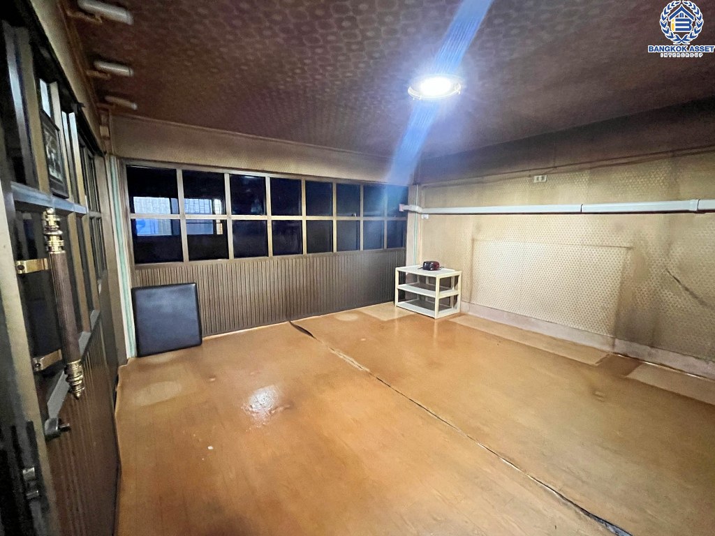 *****อาคารพานิชย์มือสอง ซอยพรานนก6 จรัญสนิทวงศ์ เนื้อที่ 39 ตร.ว. ฟังก์ชัน 8 ห้องนอน 8 ห้องน้ำ 3 ที่จอดรถ เฟอร์นิเจอร์บิวอินท์ โครงการบนทำเลเมือง เดินทางสะดวก เชื่อมต่อถนนจรัญสนิทวงศ์ ถนนสิรินธร ใกล้รถไฟฟ้าสายสีน้ำเงิน "สถานีไฟฉาย"