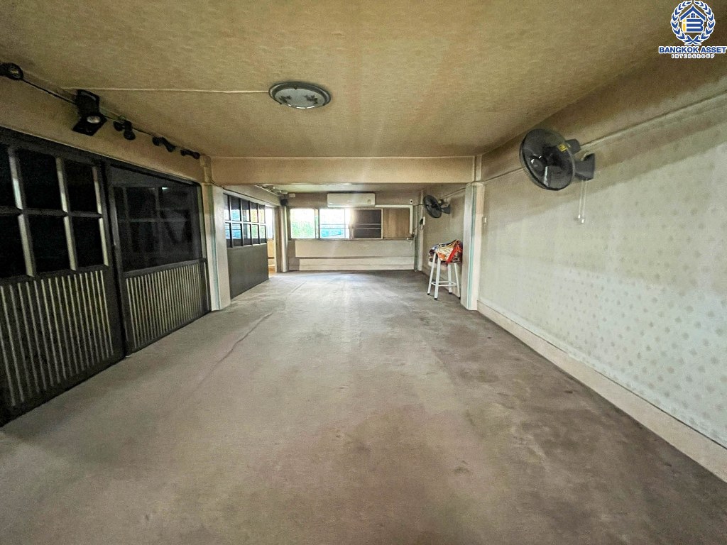 *****อาคารพานิชย์มือสอง ซอยพรานนก6 จรัญสนิทวงศ์ เนื้อที่ 39 ตร.ว. ฟังก์ชัน 8 ห้องนอน 8 ห้องน้ำ 3 ที่จอดรถ เฟอร์นิเจอร์บิวอินท์ โครงการบนทำเลเมือง เดินทางสะดวก เชื่อมต่อถนนจรัญสนิทวงศ์ ถนนสิรินธร ใกล้รถไฟฟ้าสายสีน้ำเงิน "สถานีไฟฉาย"