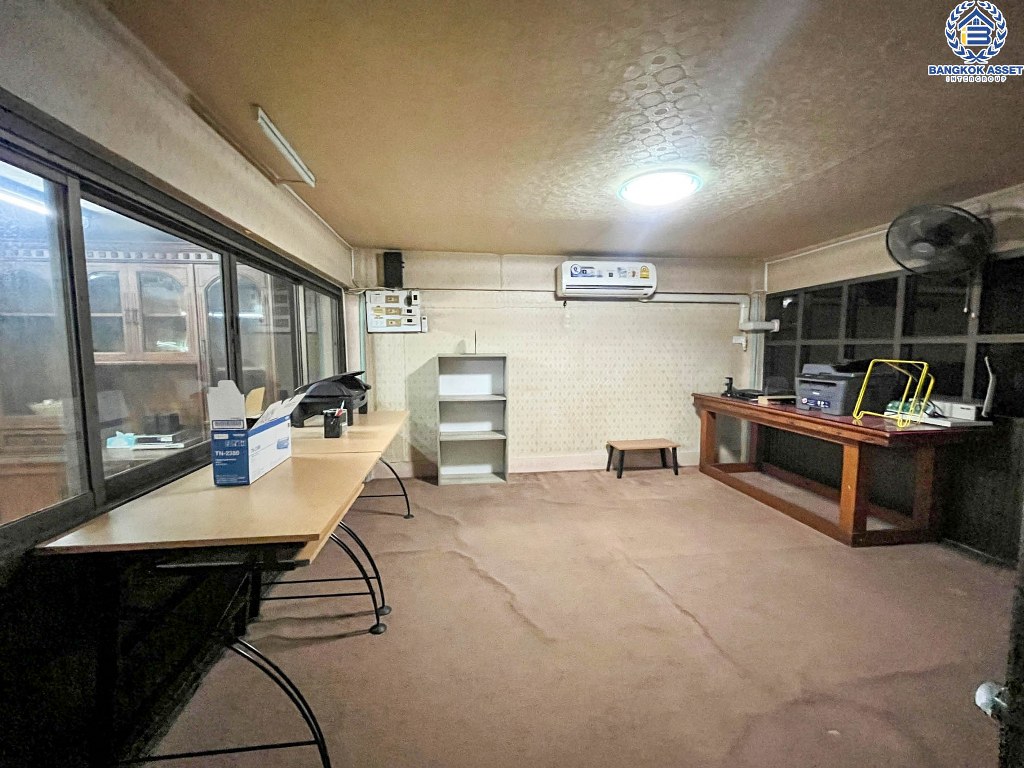 *****อาคารพานิชย์มือสอง ซอยพรานนก6 จรัญสนิทวงศ์ เนื้อที่ 39 ตร.ว. ฟังก์ชัน 8 ห้องนอน 8 ห้องน้ำ 3 ที่จอดรถ เฟอร์นิเจอร์บิวอินท์ โครงการบนทำเลเมือง เดินทางสะดวก เชื่อมต่อถนนจรัญสนิทวงศ์ ถนนสิรินธร ใกล้รถไฟฟ้าสายสีน้ำเงิน "สถานีไฟฉาย"