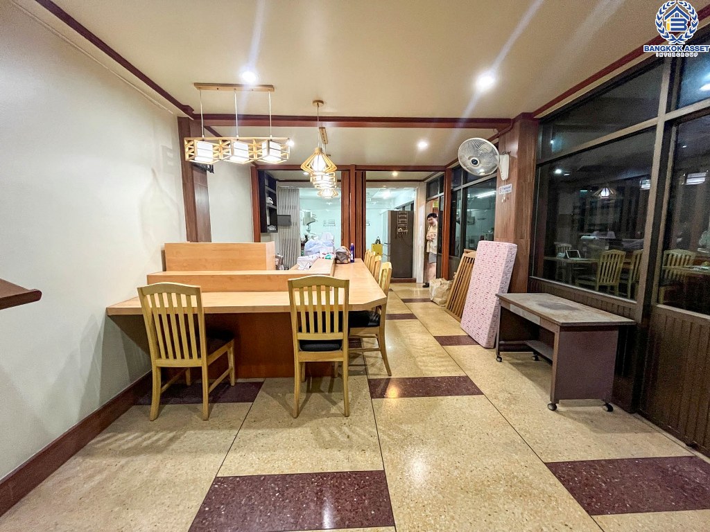 *****อาคารพานิชย์มือสอง ซอยพรานนก6 จรัญสนิทวงศ์ เนื้อที่ 39 ตร.ว. ฟังก์ชัน 8 ห้องนอน 8 ห้องน้ำ 3 ที่จอดรถ เฟอร์นิเจอร์บิวอินท์ โครงการบนทำเลเมือง เดินทางสะดวก เชื่อมต่อถนนจรัญสนิทวงศ์ ถนนสิรินธร ใกล้รถไฟฟ้าสายสีน้ำเงิน "สถานีไฟฉาย"